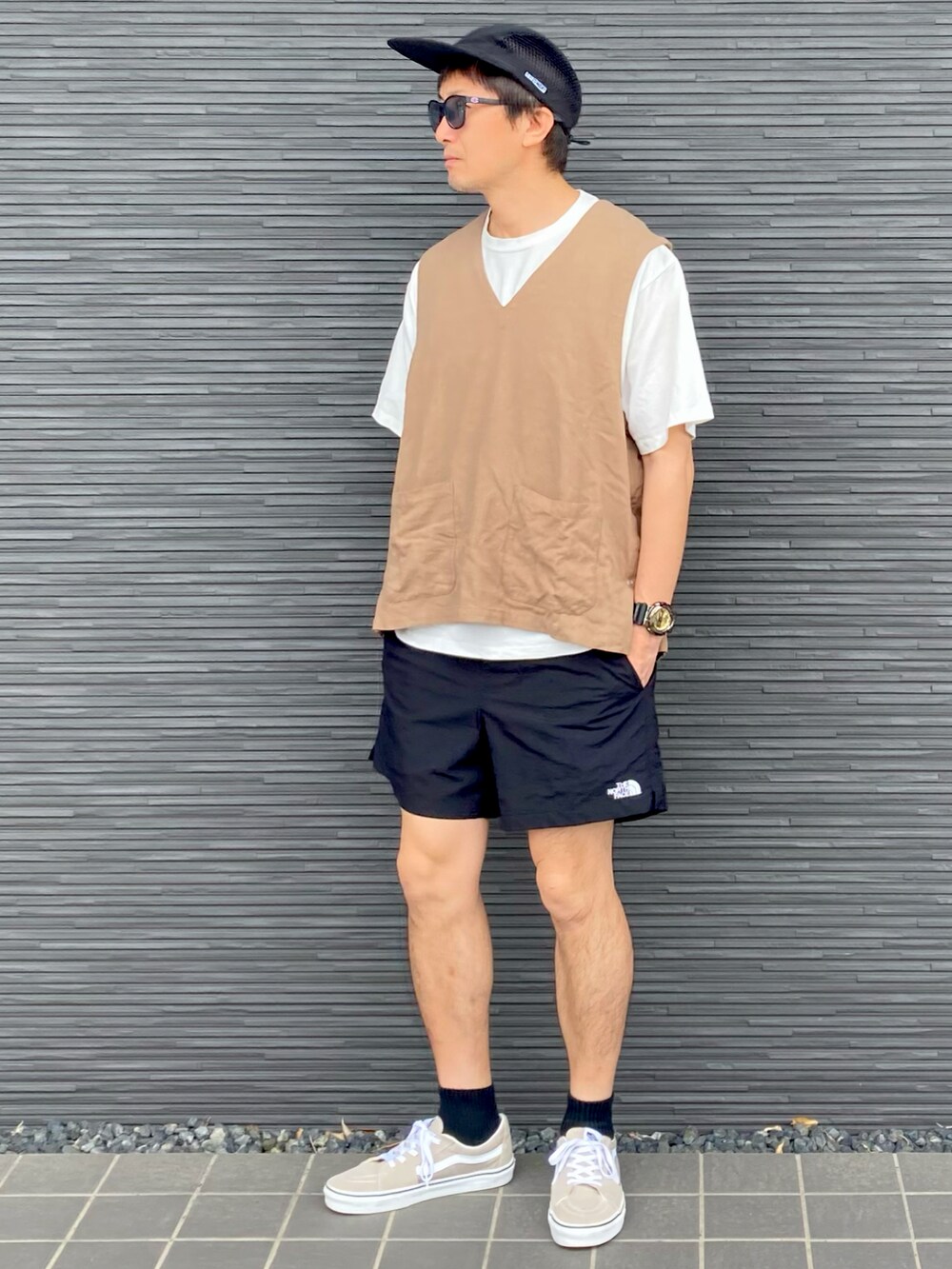 ベージュ系のベスト、ブラック系のその他パンツ、ベージュ系のスニーカーを着用したメンズの夏コーディネートの4枚目の写真