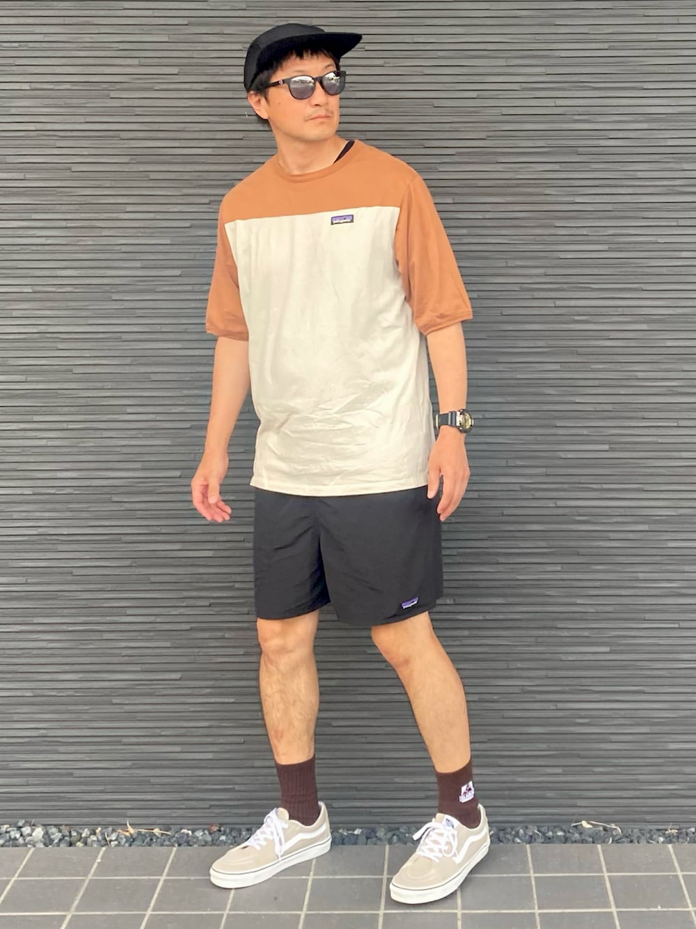 ブラック系のその他パンツ、ベージュ系のスニーカー、ベージュ系のTシャツ/カットソーを着用したメンズの夏コーディネートの3枚目の写真
