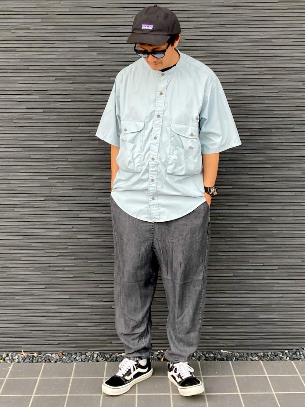 ブラック系のその他パンツ、ブラック系のスニーカー、ブルー系のシャツ/ブラウスを着用したメンズの秋コーディネートの3枚目の写真