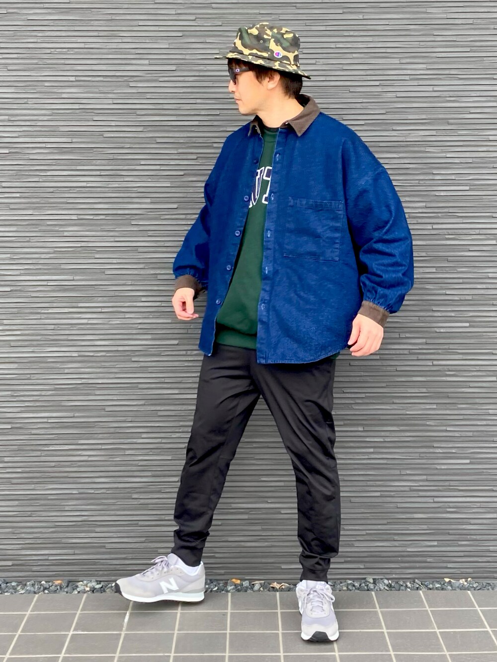 ブルー系のシャツ/ブラウス、グリーン系のスウェット、ブラック系のパンツを着用したメンズの冬コーディネートの2枚目の写真