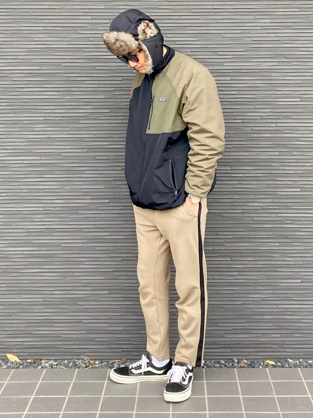 その他のナイロンジャケット、ベージュ系のパンツ、ブラック系のスニーカーを着用したメンズの冬コーディネートの2枚目の写真