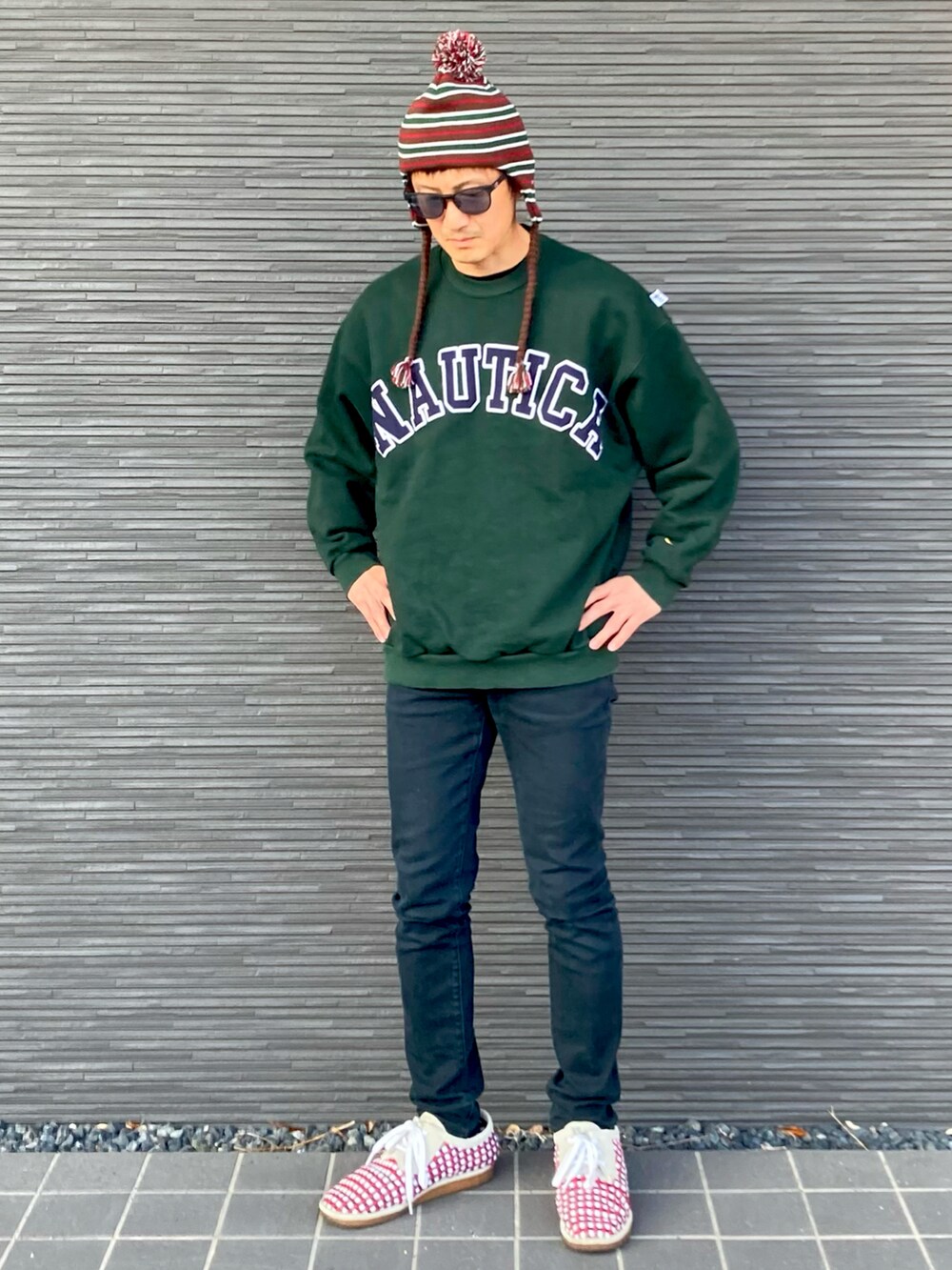 グリーン系のスウェット、ブラック系のパンツ、その他のスニーカーを着用したメンズの秋コーディネートの3枚目の写真