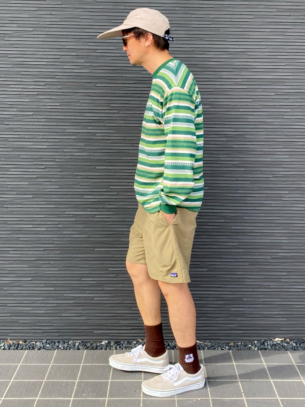 ベージュ系のその他パンツ、グリーン系のTシャツ/カットソー、ベージュ系のスニーカーを着用したメンズの秋コーディネートの4枚目の写真