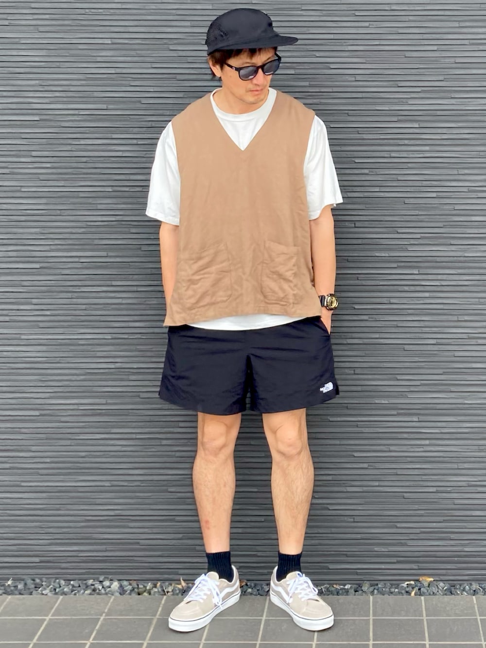 ベージュ系のベスト、ブラック系のその他パンツ、ベージュ系のスニーカーを着用したメンズの夏コーディネートの2枚目の写真