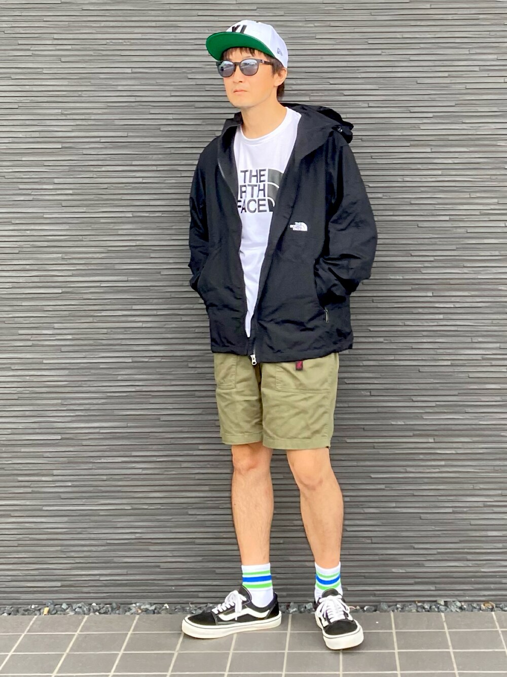 ブラック系のナイロンジャケット、ホワイト系のTシャツ/カットソー、グリーン系のその他パンツを着用したメンズの秋コーディネートの3枚目の写真