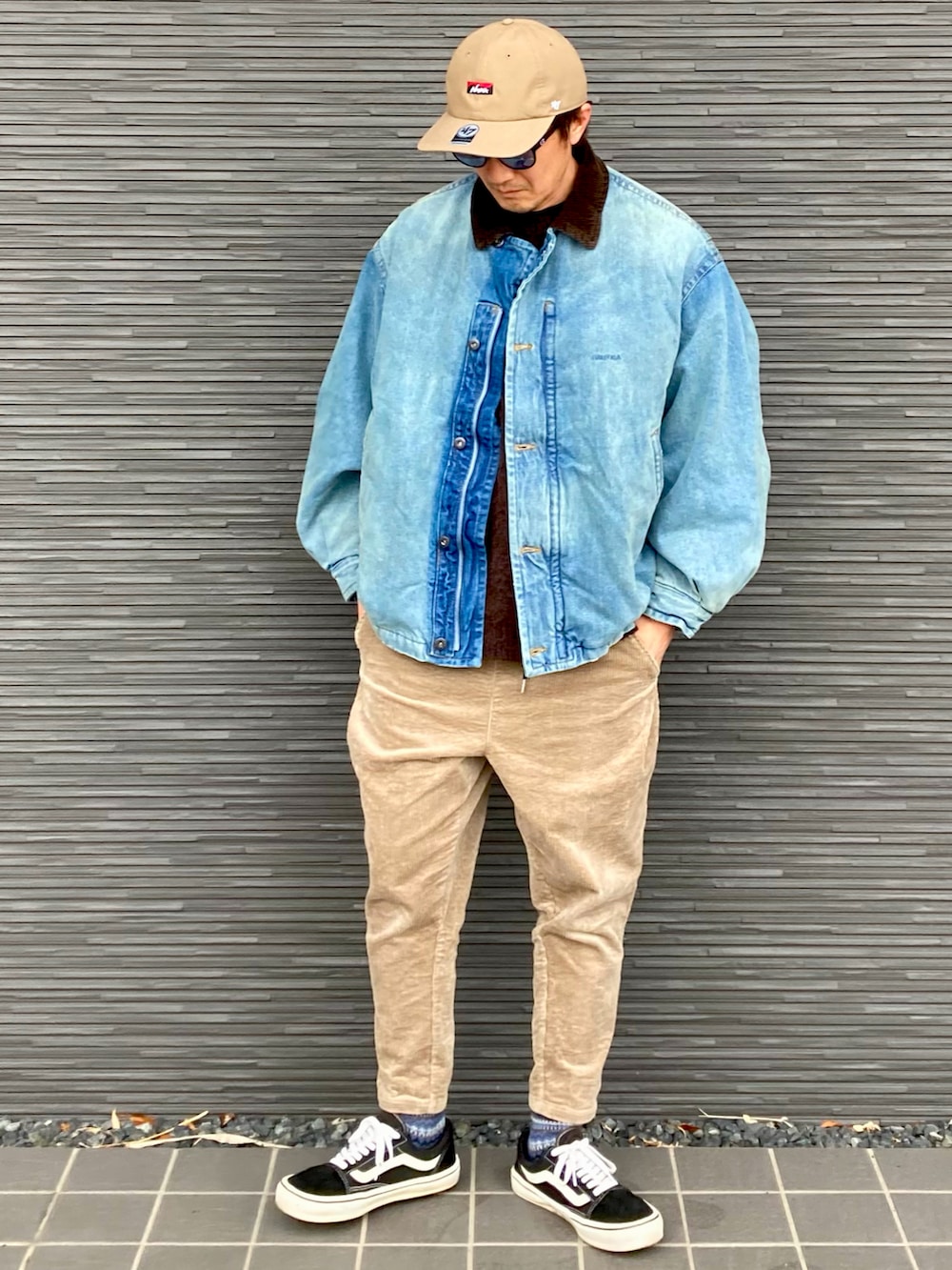 ブルー系のデニムジャケット、ブラウン系のニット/セーター、ベージュ系のその他パンツを着用したメンズの冬コーディネートの2枚目の写真