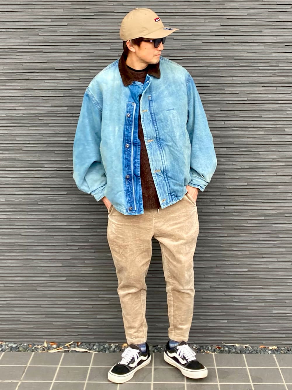 ブルー系のデニムジャケット、ブラウン系のニット/セーター、ベージュ系のその他パンツを着用したメンズの冬コーディネートの3枚目の写真