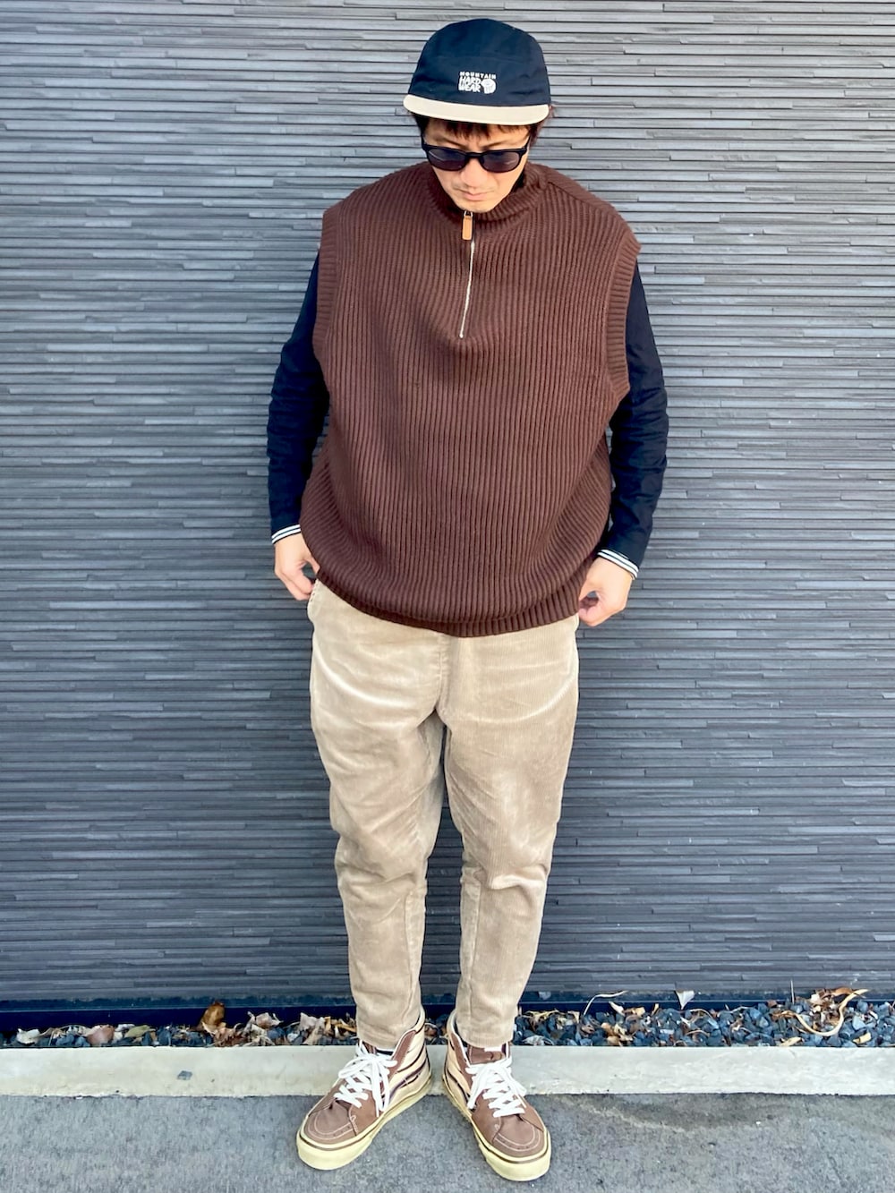 ブラウン系のベスト、ブラック系のTシャツ/カットソー、ベージュ系のその他パンツを着用したメンズの秋コーディネートの2枚目の写真