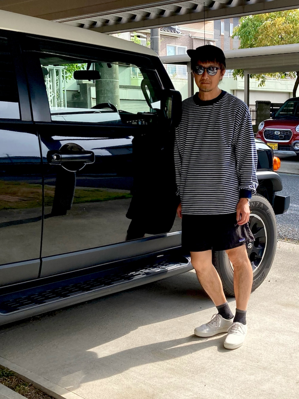 ブルー系のTシャツ/カットソー、ブラック系のその他パンツ、ホワイト系のスニーカーを着用したメンズの春コーディネートの3枚目の写真