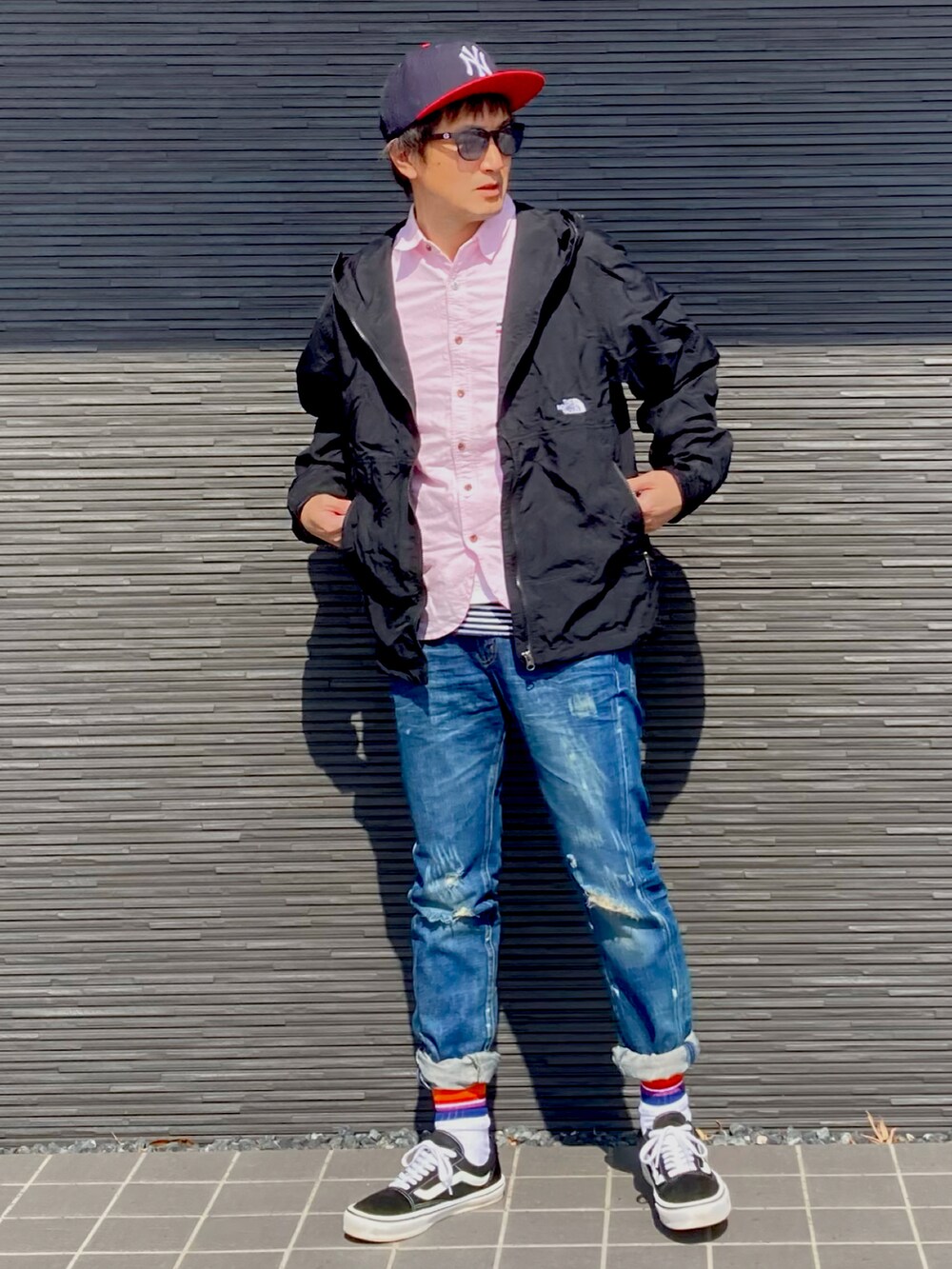 ブラック系のナイロンジャケット、ピンク系のシャツ/ブラウス、ホワイト系のタンクトップを着用したメンズの春コーディネートの2枚目の写真