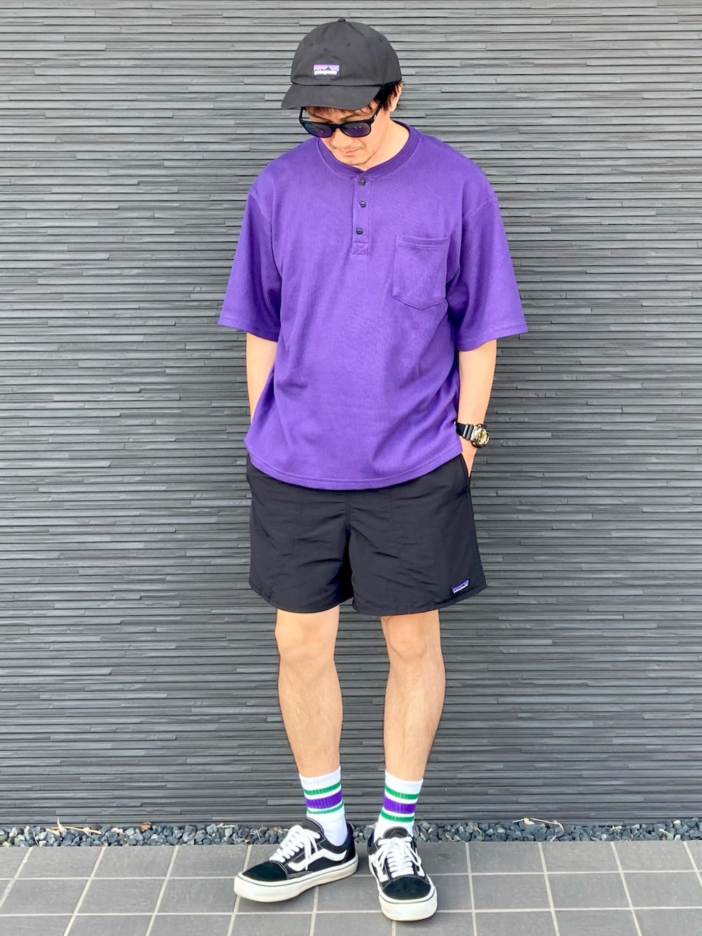 ブラック系のその他パンツ、ブラック系のスニーカー、パープル系のTシャツ/カットソーを着用したメンズの夏コーディネートの2枚目の写真