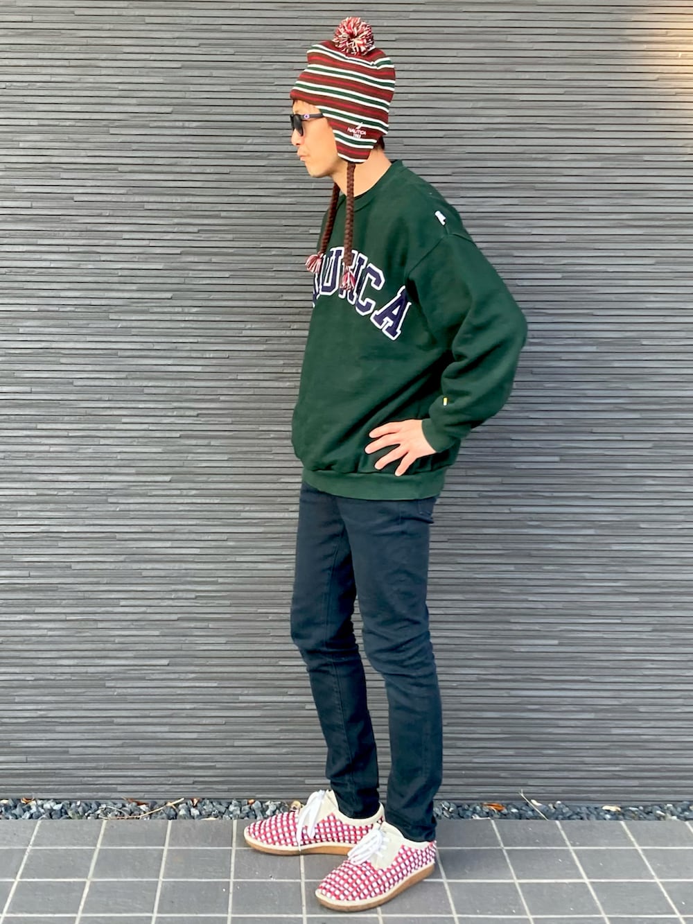 グリーン系のスウェット、ブラック系のパンツ、その他のスニーカーを着用したメンズの秋コーディネートの2枚目の写真