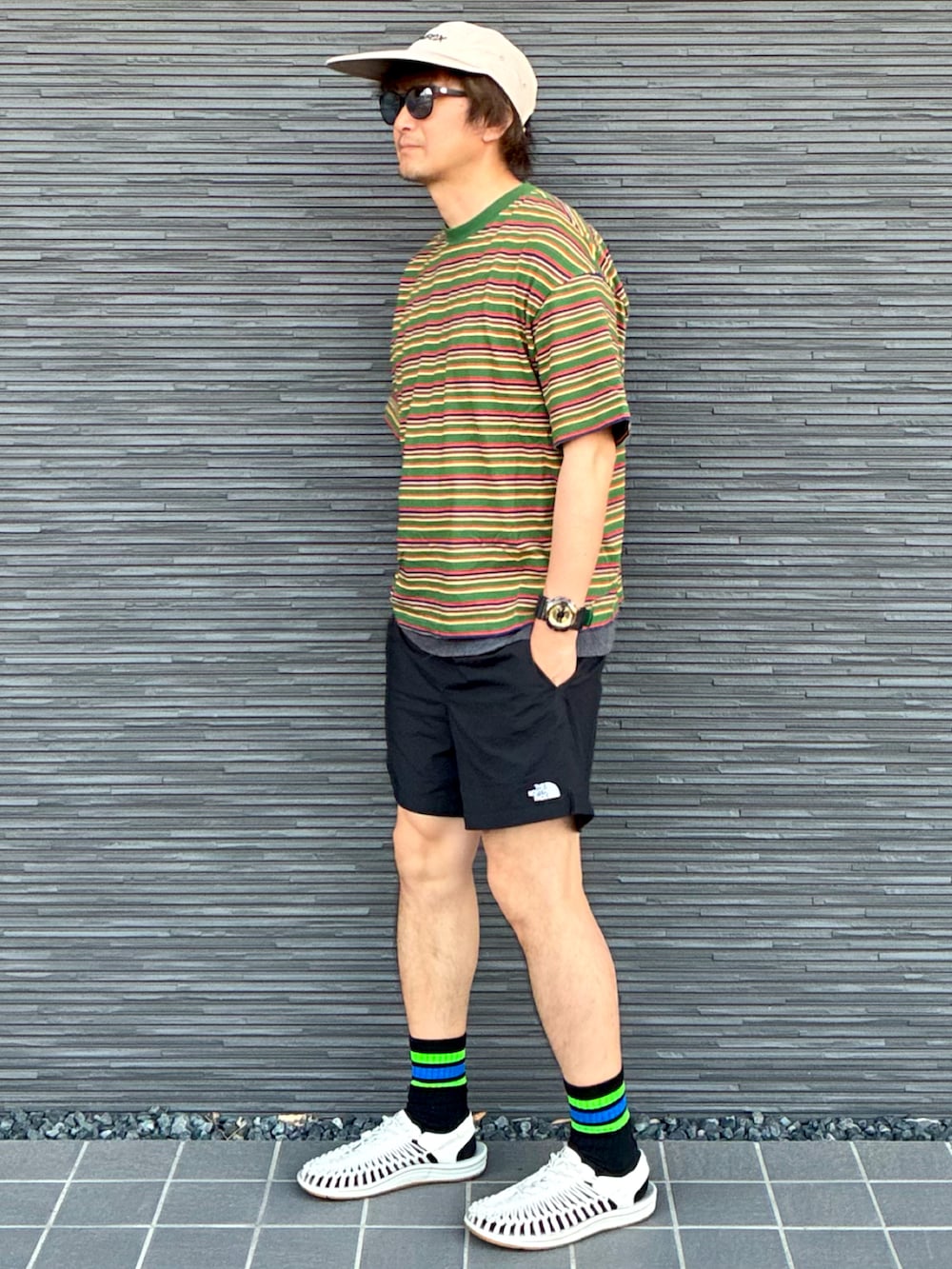グリーン系のTシャツ/カットソー、グレー系のTシャツ/カットソー、ブラック系のその他パンツを着用したメンズの夏コーディネートの2枚目の写真
