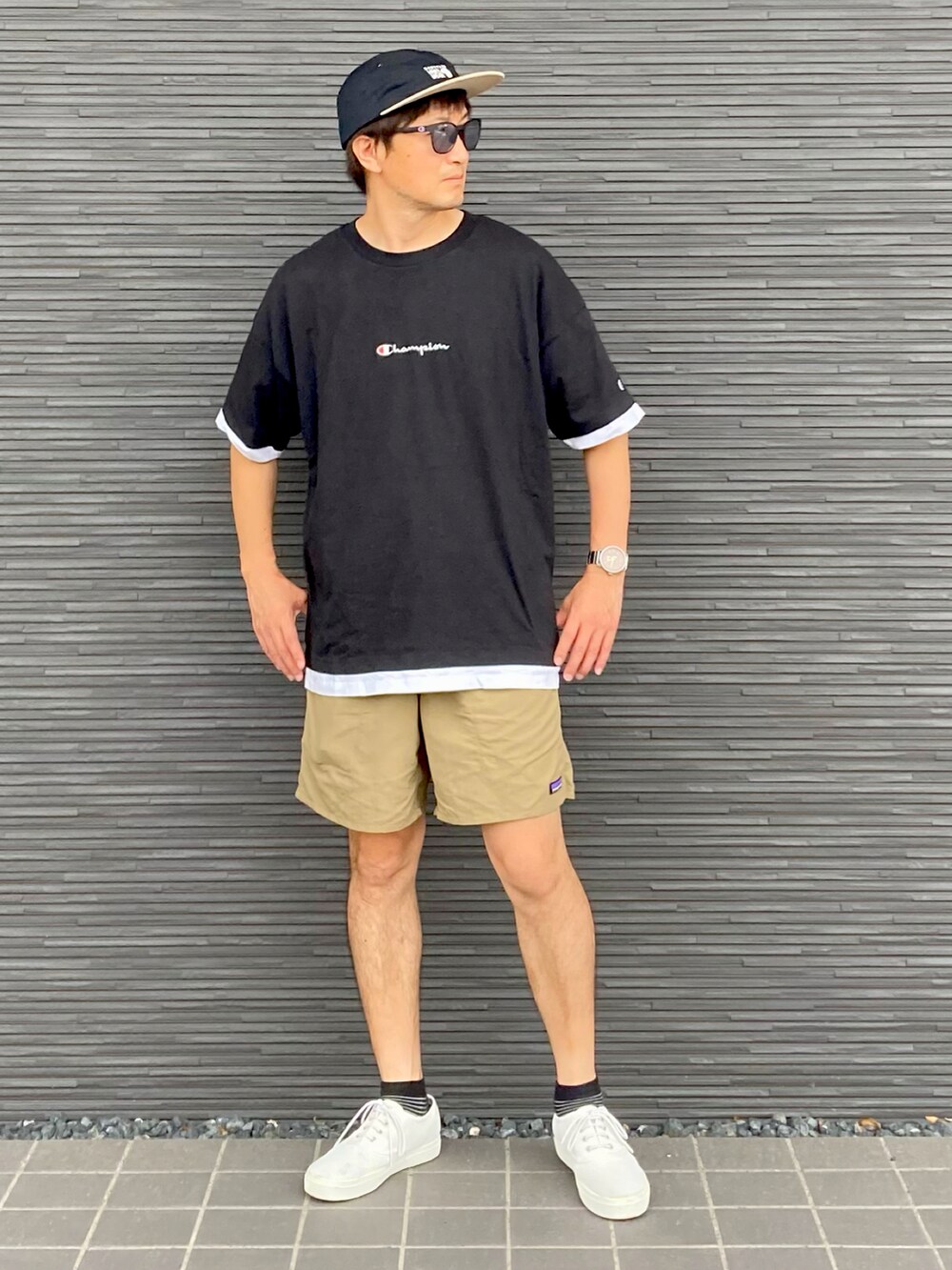 ブラック系のTシャツ/カットソー、ベージュ系のその他パンツ、ホワイト系のスニーカーを着用したメンズの夏コーディネートの2枚目の写真