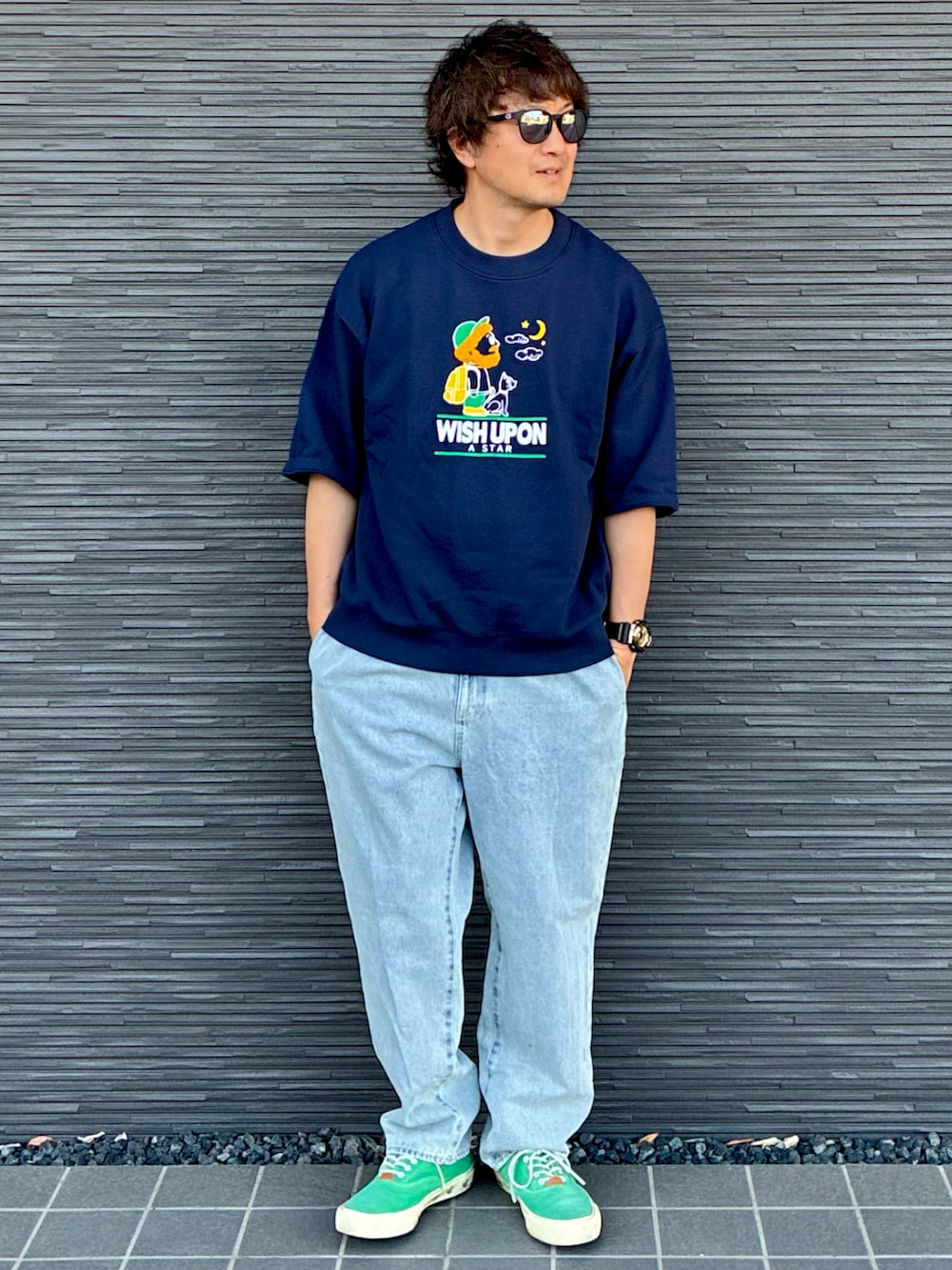 ブルー系のデニムパンツ、ブルー系のトップス、グリーン系のスニーカーを着用したメンズの春コーディネートの2枚目の写真
