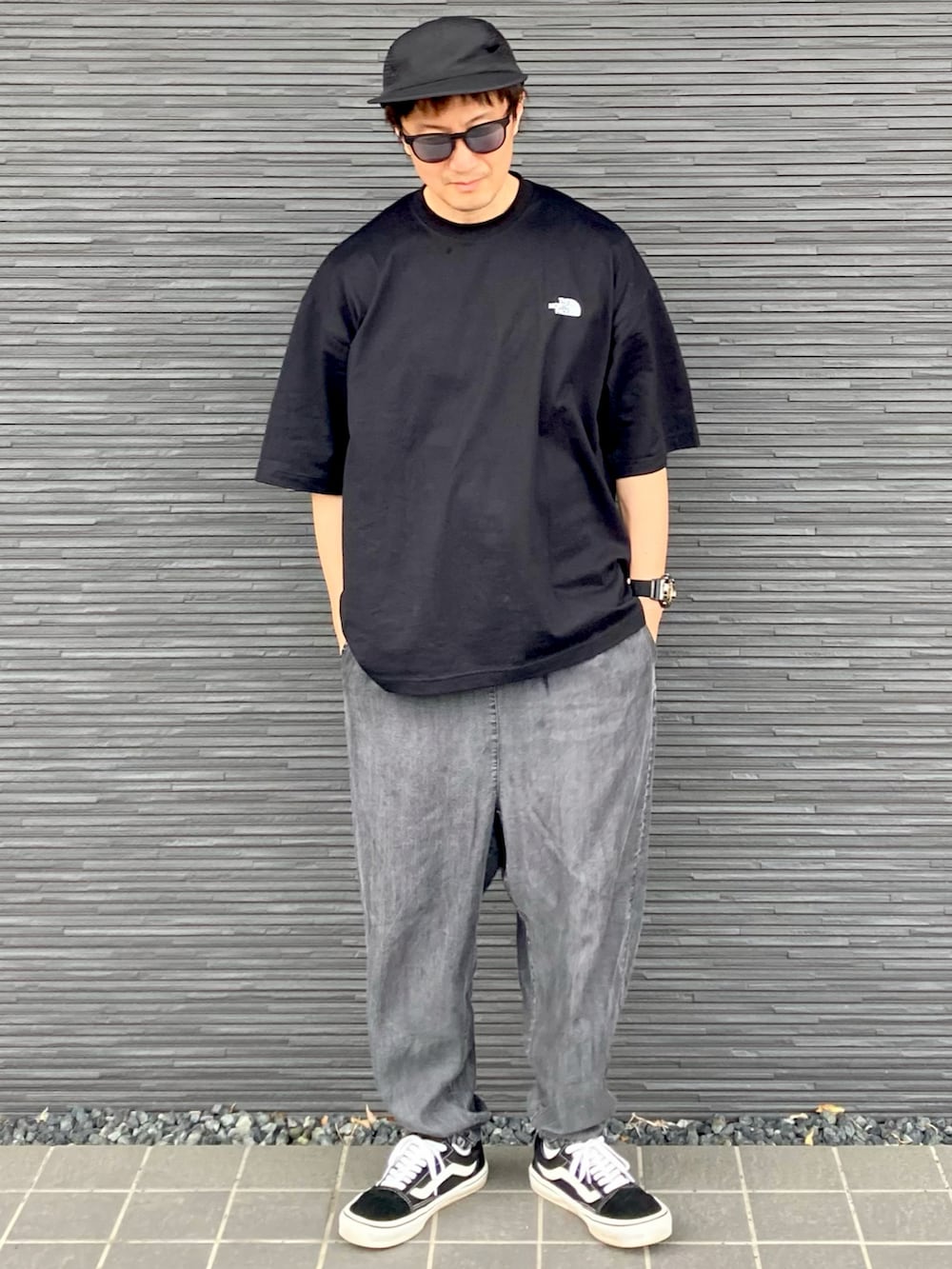 ブラック系のTシャツ/カットソー、ブラック系のその他パンツ、ブラック系のスニーカーを着用したメンズの夏コーディネートの4枚目の写真