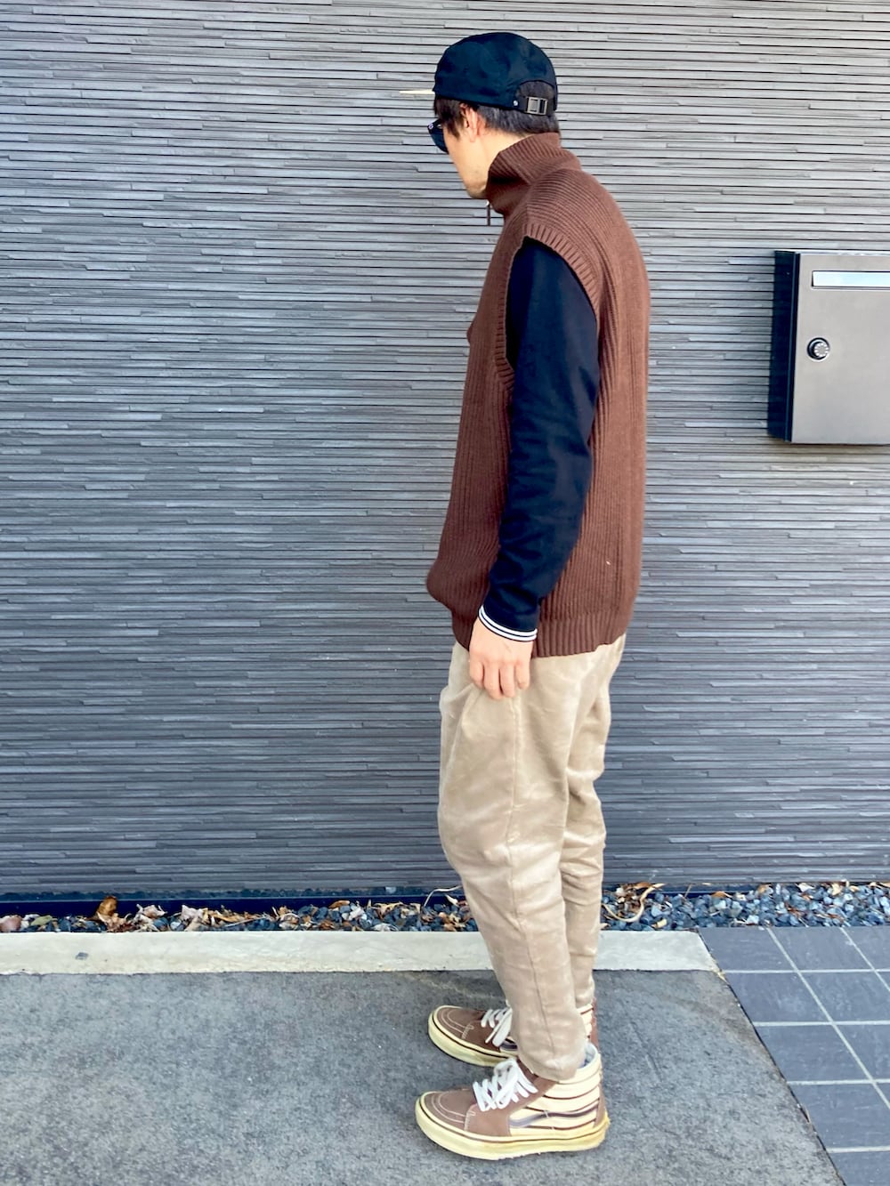 ブラウン系のベスト、ブラック系のTシャツ/カットソー、ベージュ系のその他パンツを着用したメンズの秋コーディネートの3枚目の写真