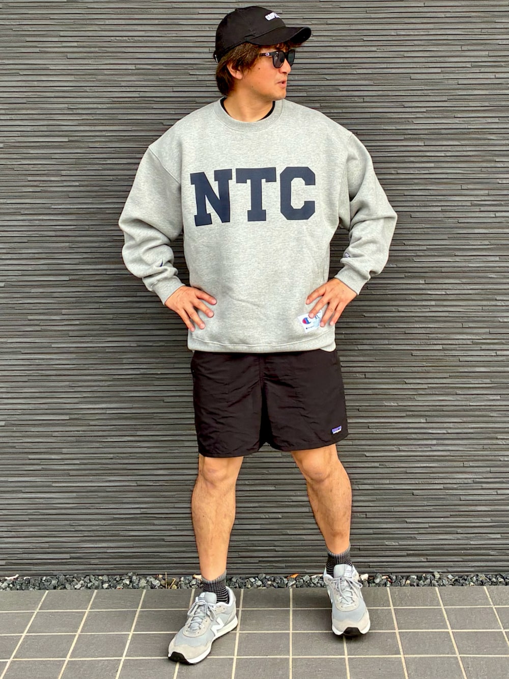 グレー系のスウェット、ブラック系のその他パンツ、グレー系のスニーカーを着用したメンズの秋コーディネートの3枚目の写真