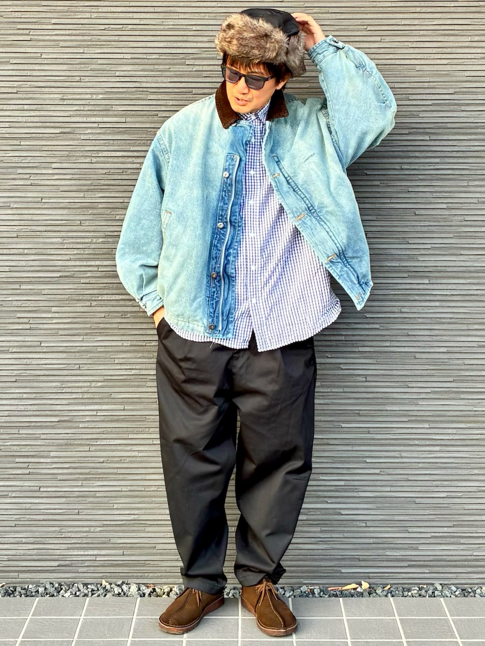 ブラック系のチノパンツ、ブルー系のシャツ/ブラウス、ブルー系のデニムジャケットを着用したメンズの冬コーディネートの3枚目の写真