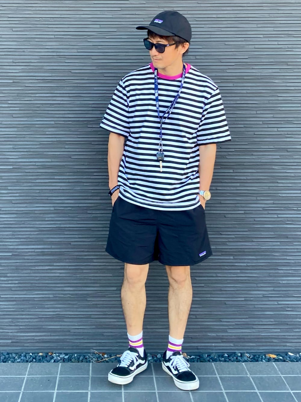 「さらっと晴れやかスナップ、キャップ、サングラス、夏だ！Tシャツ着よう！、ボーダー、ハーフパンツ、ラインソックス、アウトドアスタイル、ストリート、キーネック、夏コーデ」｜「patagoniaのP-6 ラベル トラッド キャップ（キャップ、ブラック系）」を使った、kimukenさん（メンズ・175cm）の夏コーディネートの3枚目の写真