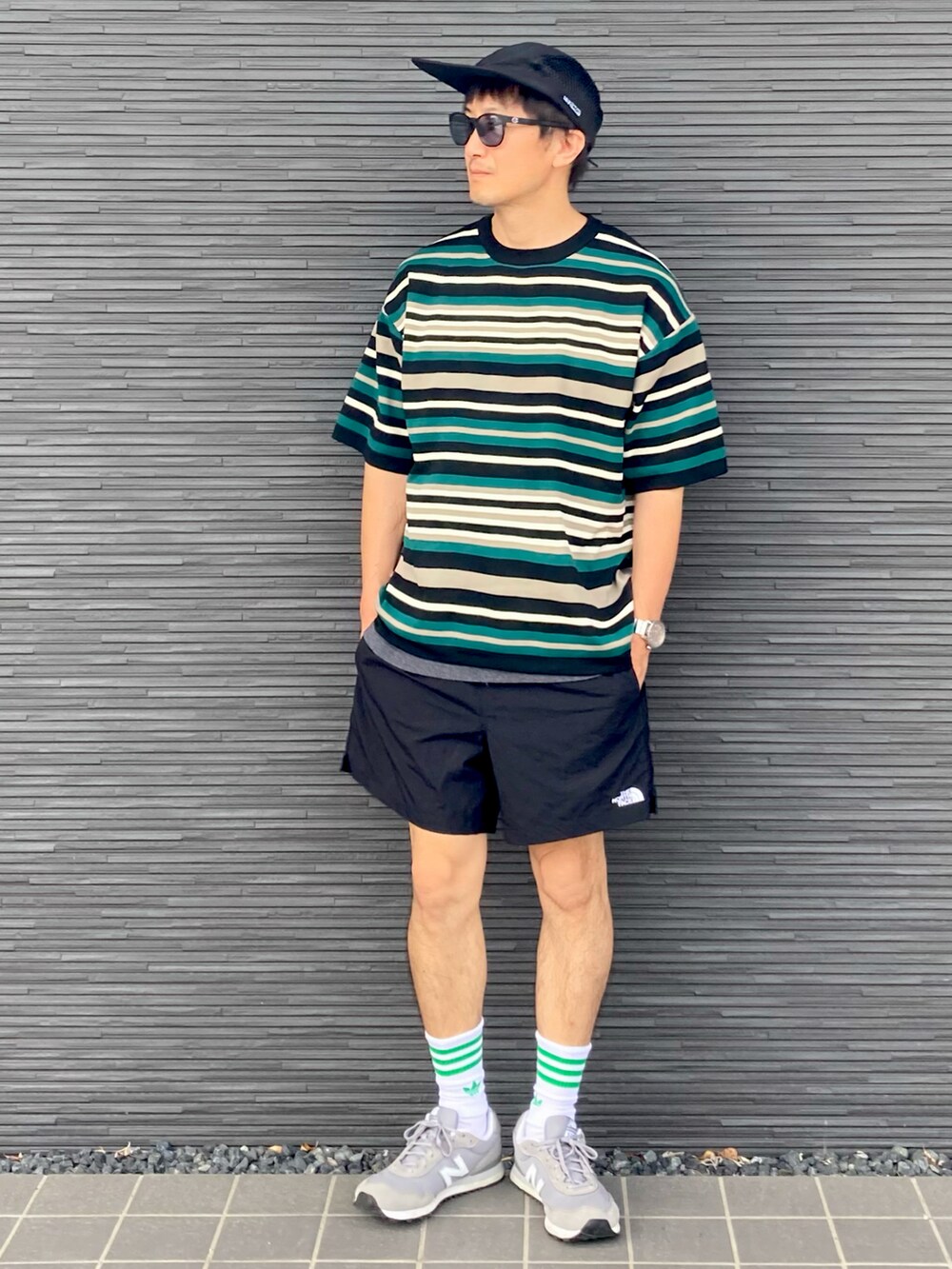 グリーン系のTシャツ/カットソー、グレー系のTシャツ/カットソー、ブラック系のその他パンツを着用したメンズの夏コーディネートの2枚目の写真