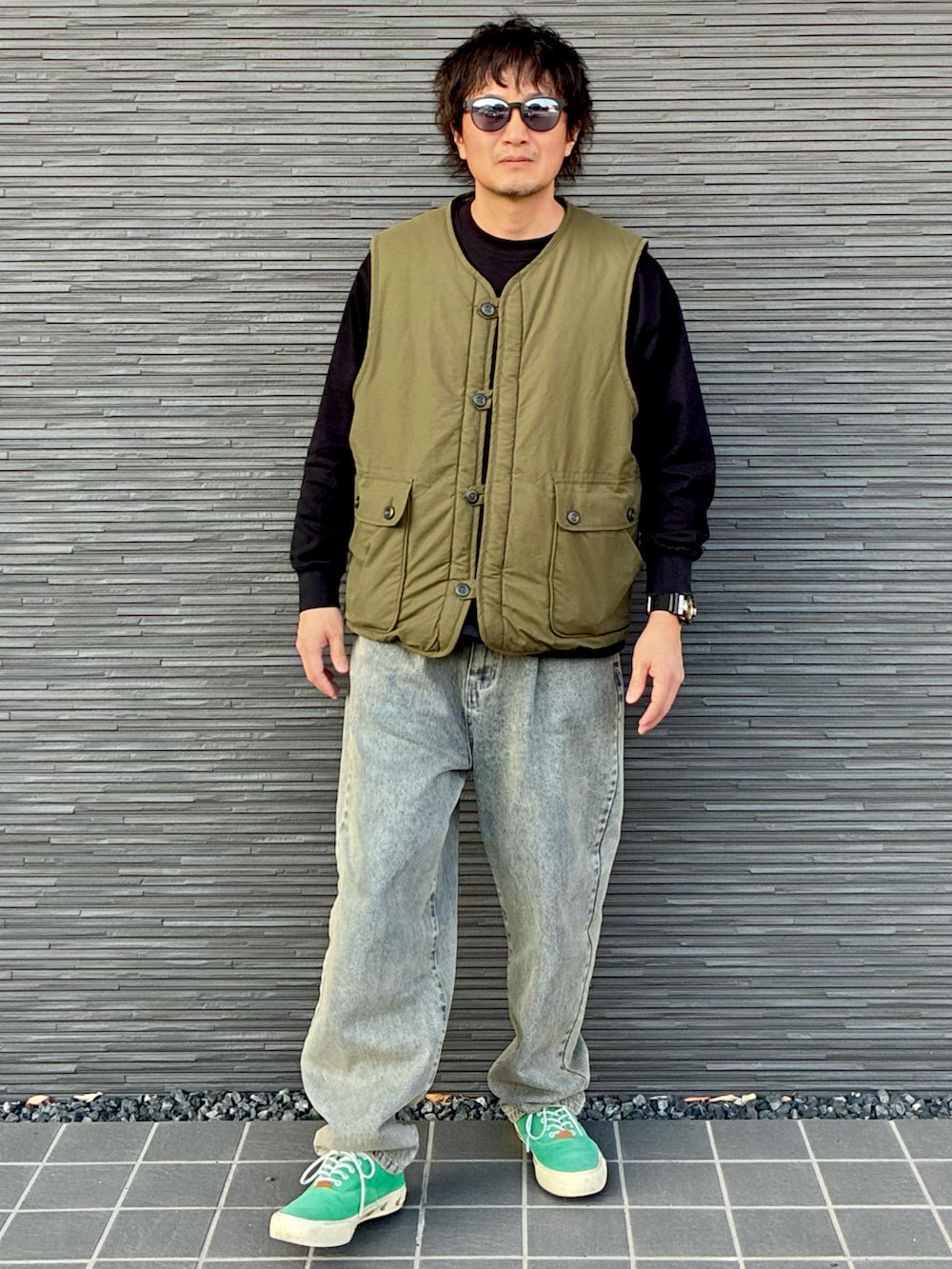 グリーン系のその他アウター、ベージュ系のその他パンツ、ブラック系のトップスを着用したメンズの春コーディネートの3枚目の写真