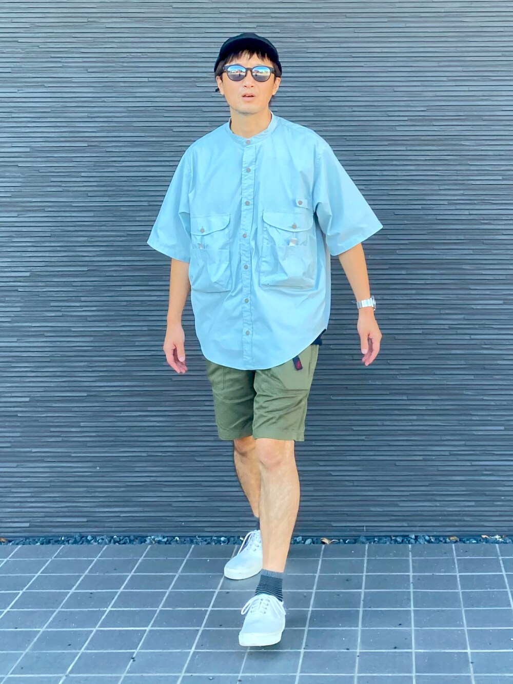 ブルー系のシャツ/ブラウス、グリーン系のその他パンツ、ホワイト系のスニーカーを着用したメンズの夏コーディネートの3枚目の写真
