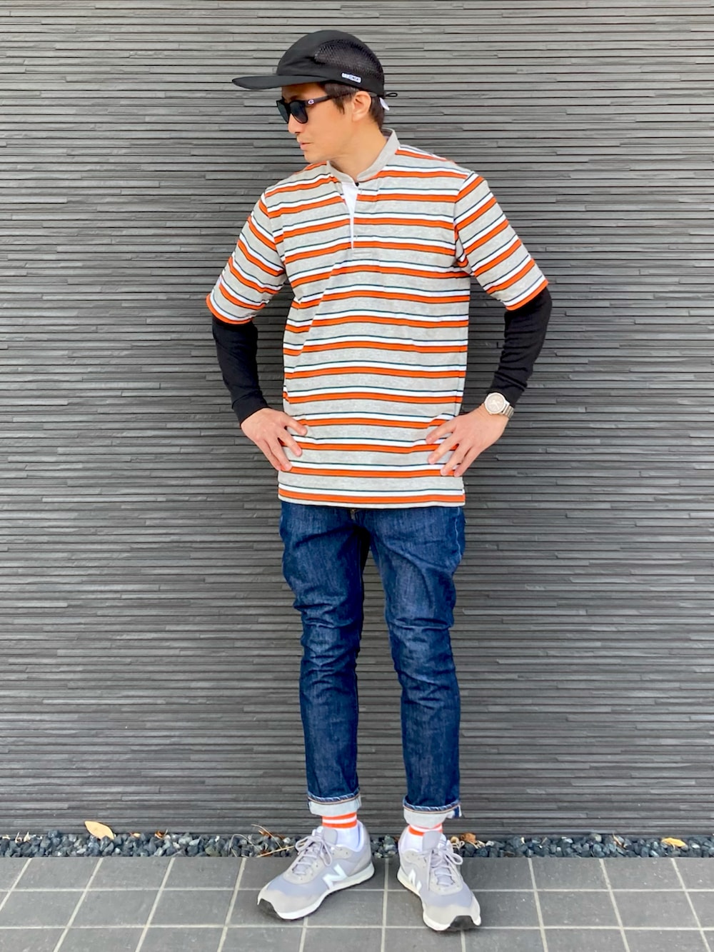 グレー系のTシャツ/カットソー、ブルー系のデニムパンツ、グレー系のスニーカーを着用したメンズの春コーディネートの3枚目の写真