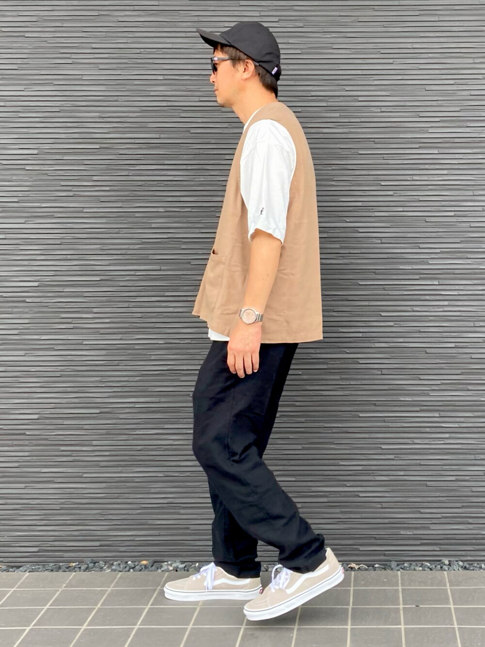 ベージュ系のベスト、ホワイト系のTシャツ/カットソー、ブラック系のその他パンツを着用したメンズの秋コーディネートの3枚目の写真