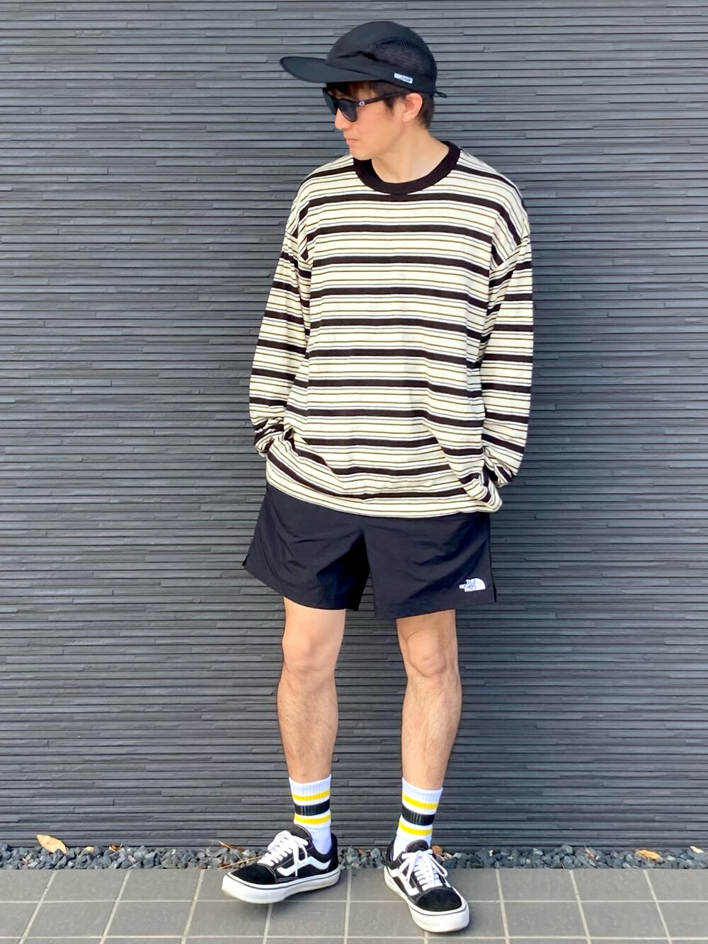 ブラック系のTシャツ/カットソー、ブラック系のその他パンツ、ブラック系のスニーカーを着用したメンズの春コーディネートの4枚目の写真