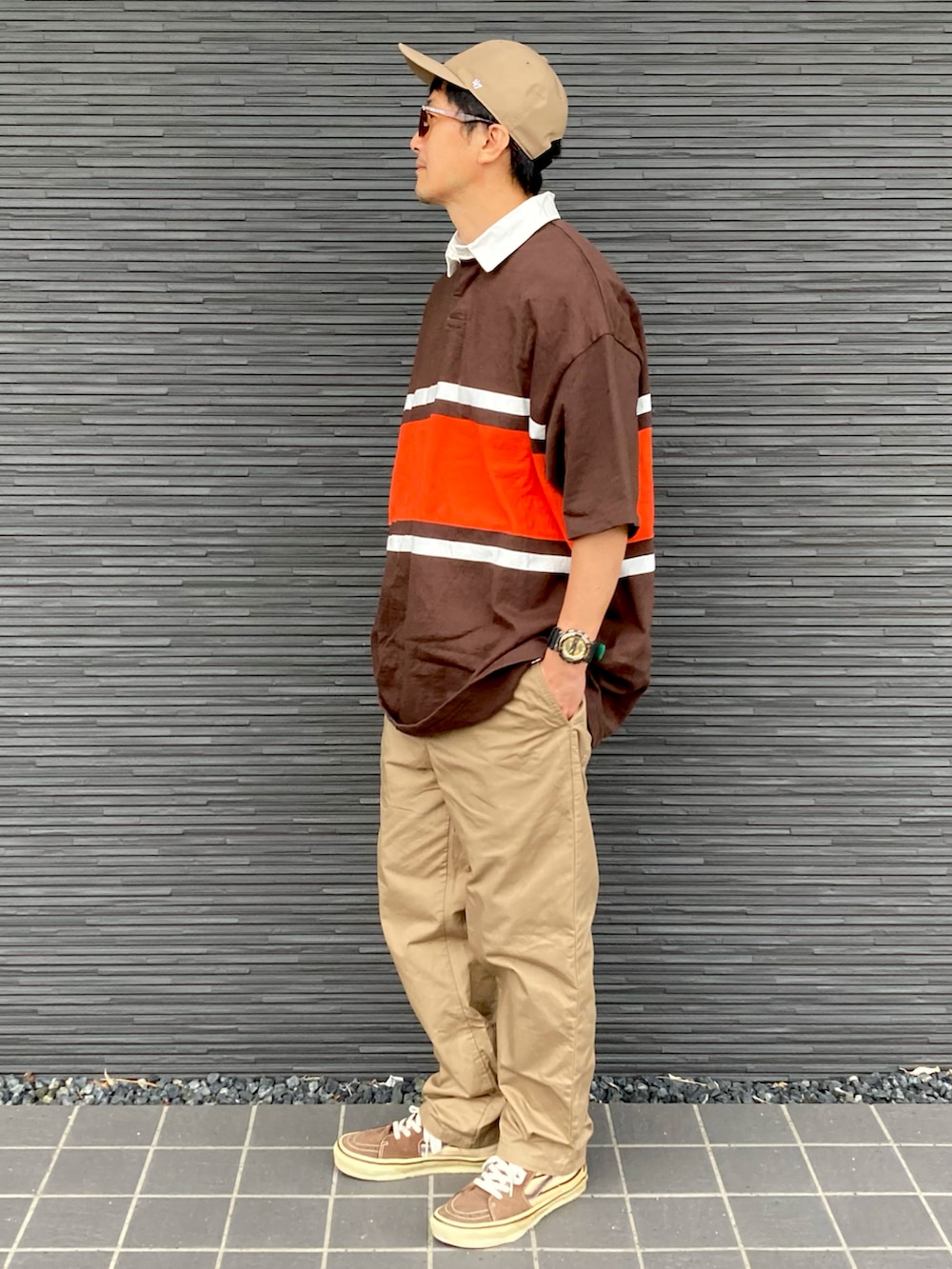 ベージュ系のその他パンツ、ブラウン系のTシャツ/カットソー、ブラウン系のスニーカーを着用したメンズの秋コーディネートの2枚目の写真