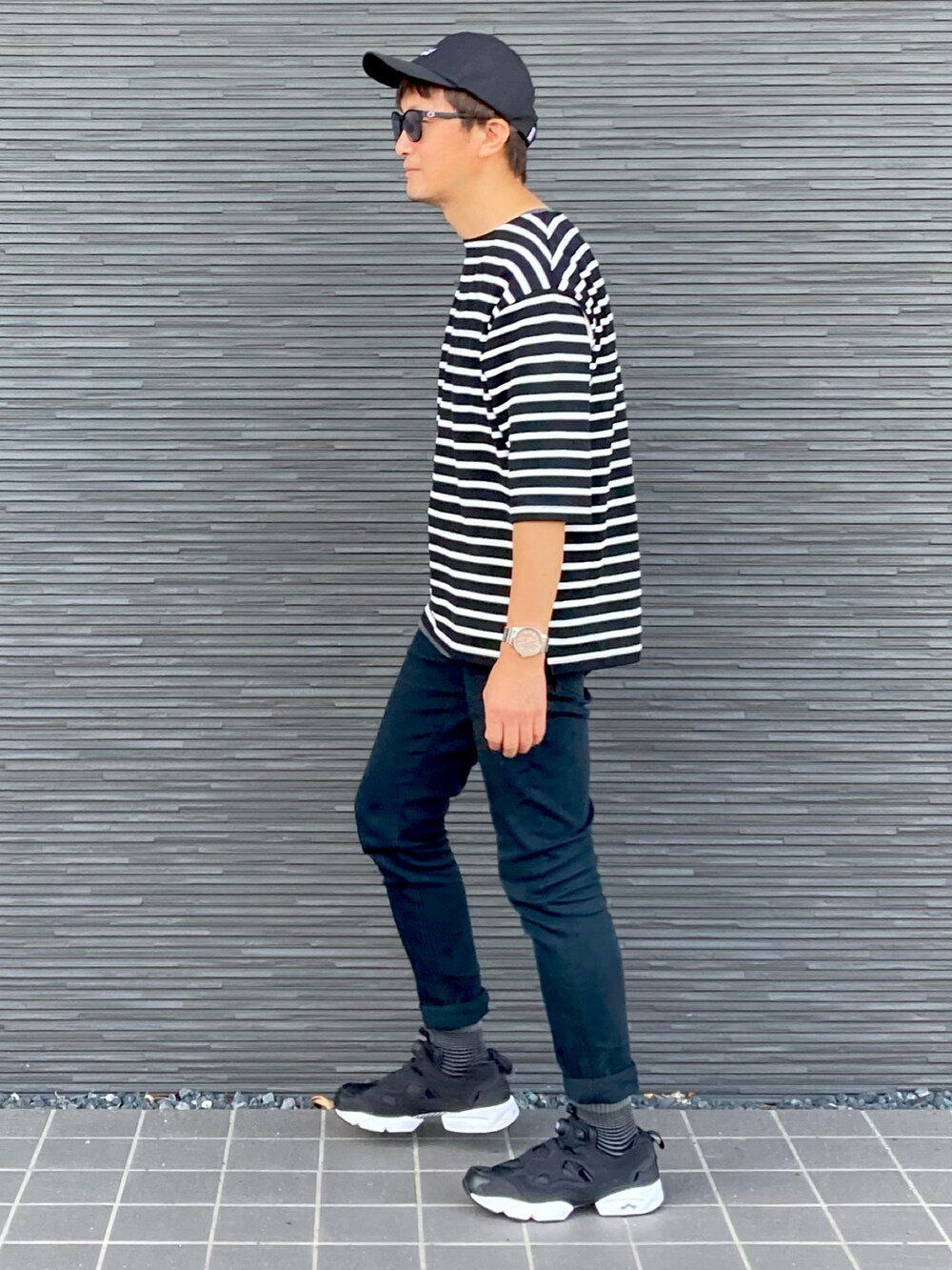 ブラック系のTシャツ/カットソー、グレー系のTシャツ/カットソー、ブラック系のパンツを着用したメンズの秋コーディネートの3枚目の写真