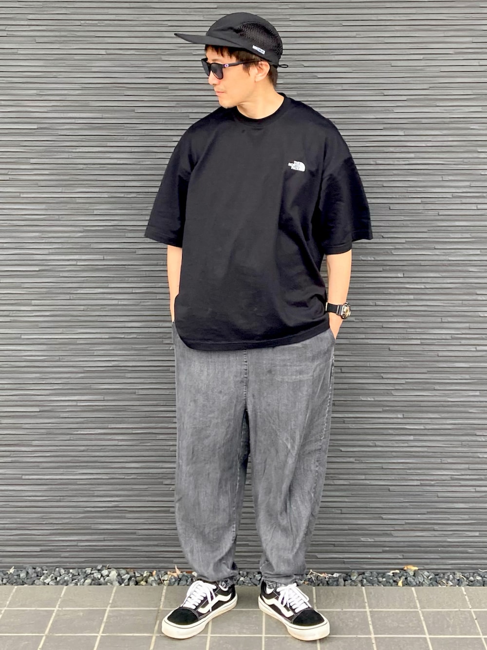 ブラック系のTシャツ/カットソー、ブラック系のその他パンツ、ブラック系のスニーカーを着用したメンズの夏コーディネートの3枚目の写真