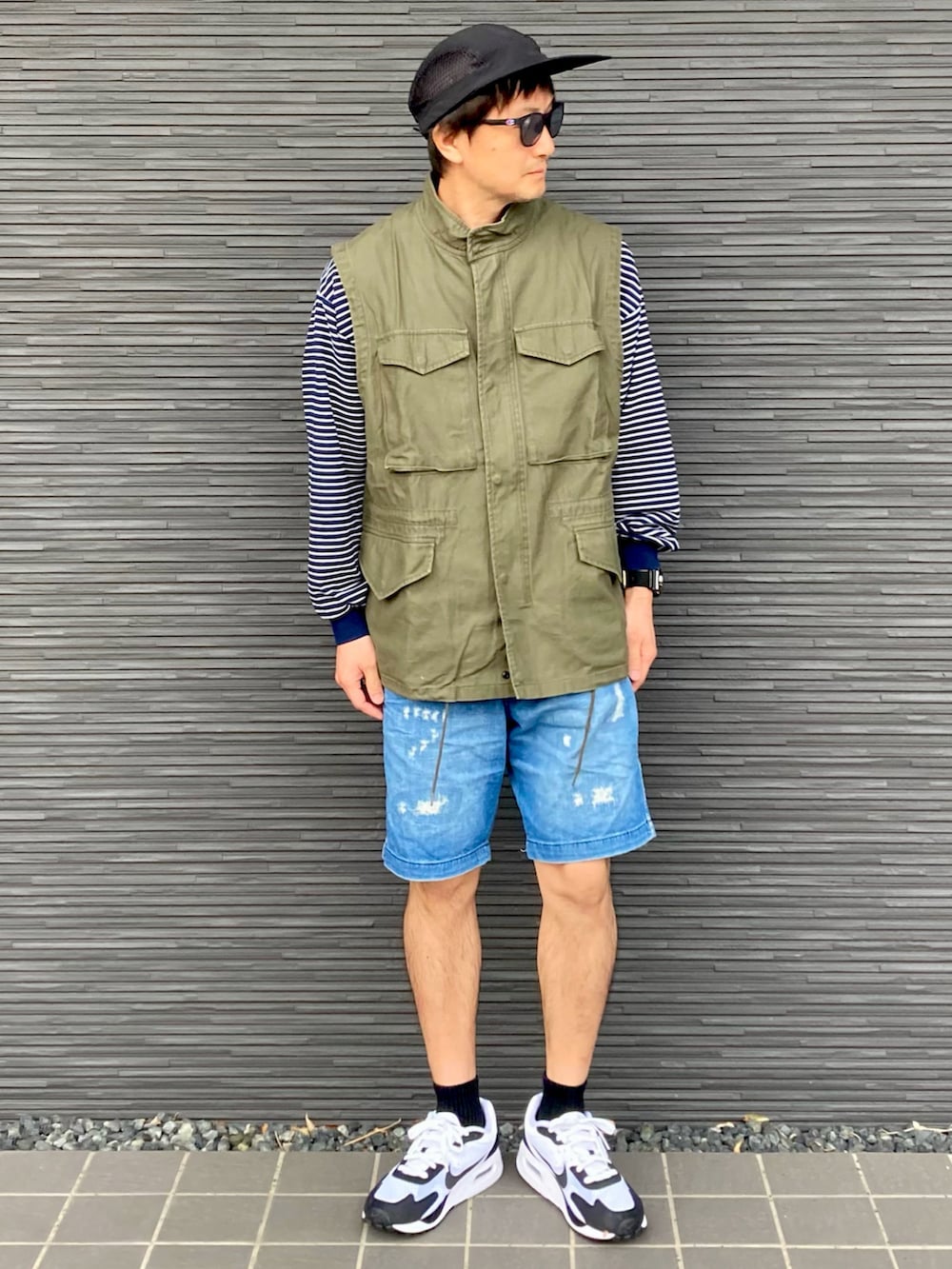 「キャップ、サングラス、ベスト、ロンT、ボーダー、レイヤードスタイル、デニムパンツ、ハーフパンツ、アウトドアスタイル」｜「GRIP SWANYのアイテム（キャップ、ブラック系）」を使った、kimukenさん（メンズ・175cm）の春コーディネートの3枚目の写真