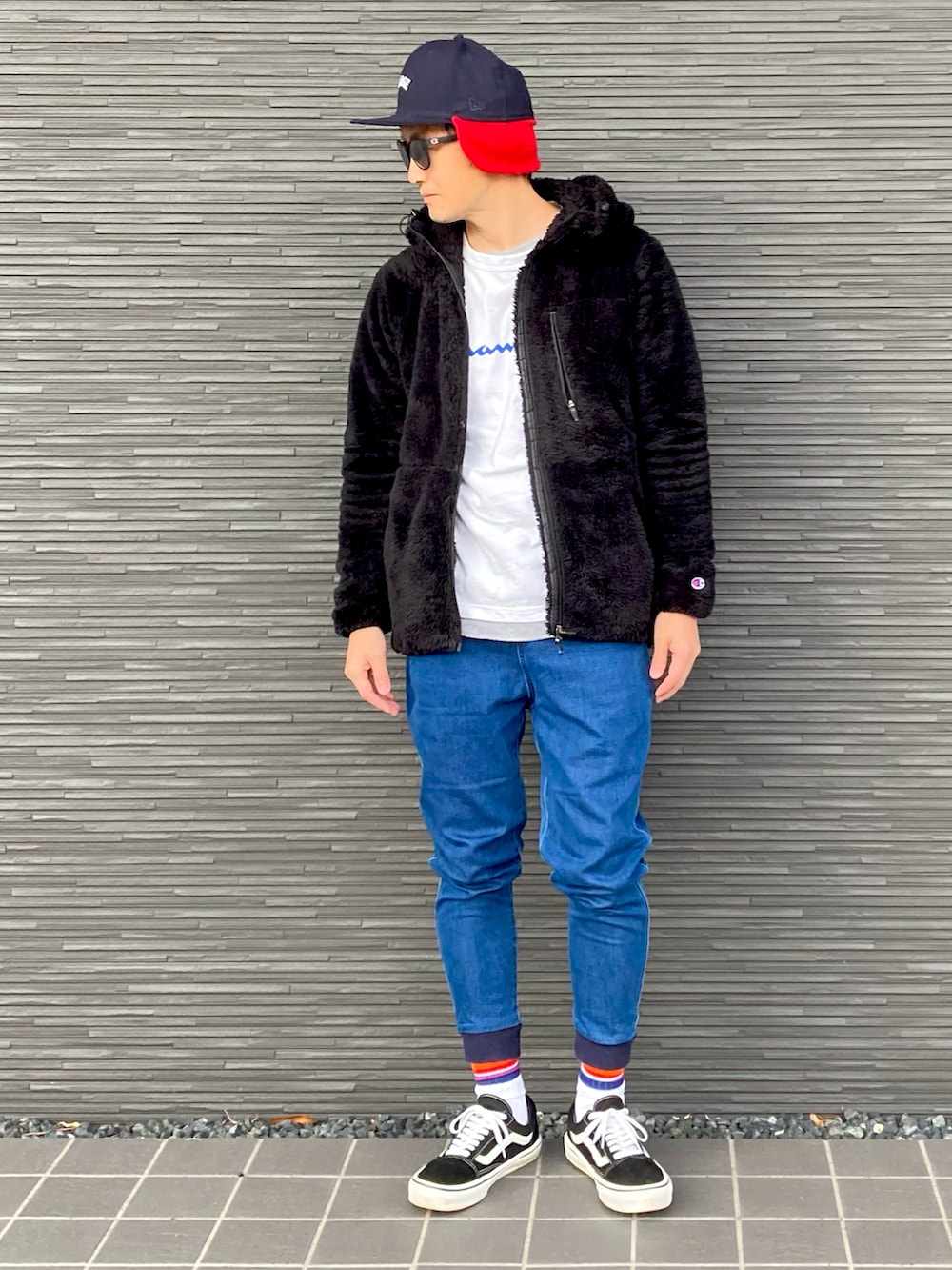 ブラック系のパーカー、ホワイト系のTシャツ/カットソー、ブルー系のパンツを着用したメンズの冬コーディネートの2枚目の写真