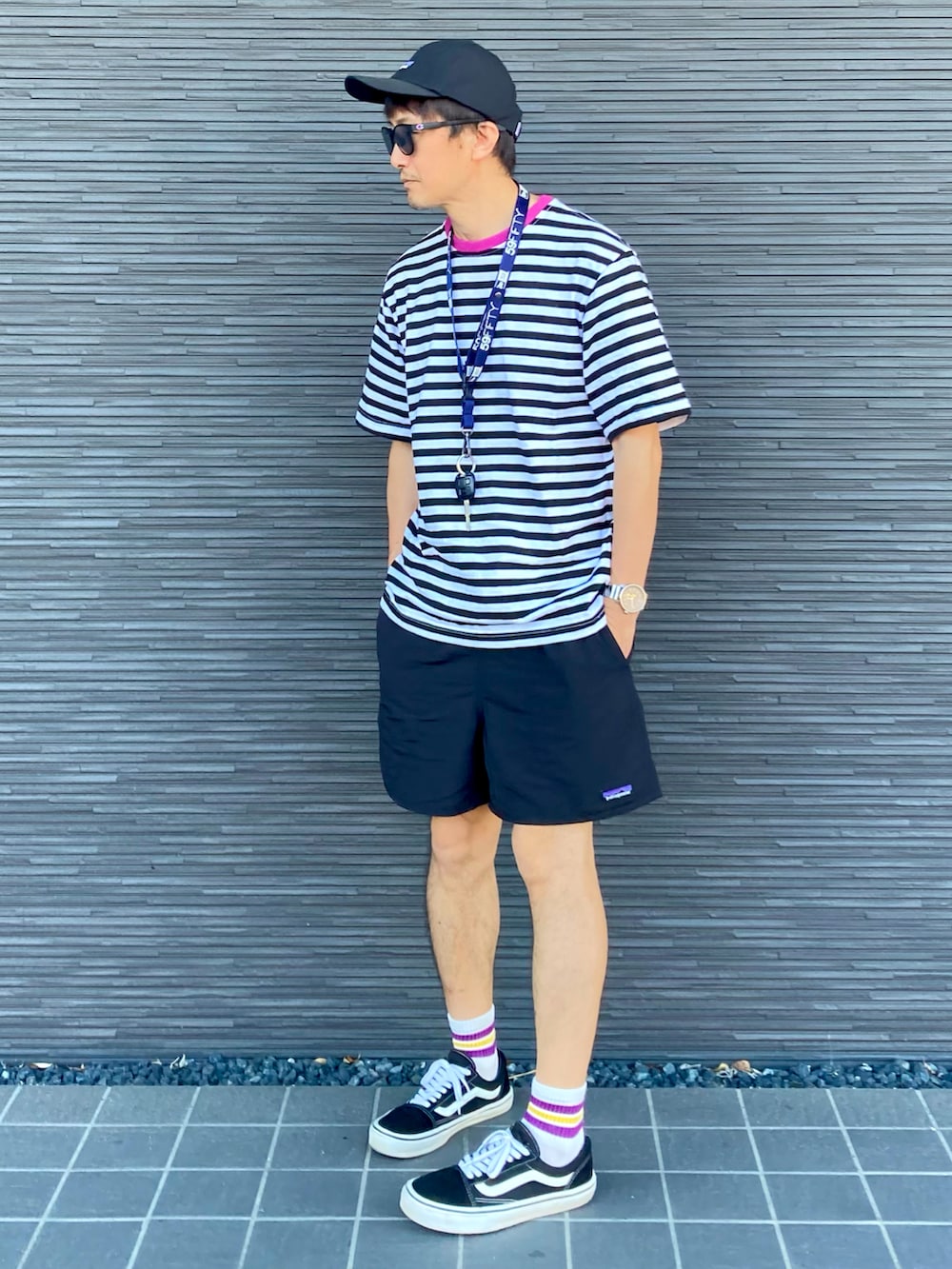 「さらっと晴れやかスナップ、キャップ、サングラス、夏だ！Tシャツ着よう！、ボーダー、ハーフパンツ、ラインソックス、アウトドアスタイル、ストリート、キーネック、夏コーデ」｜「patagoniaのP-6 ラベル トラッド キャップ（キャップ、ブラック系）」を使った、kimukenさん（メンズ・175cm）の夏コーディネートの4枚目の写真