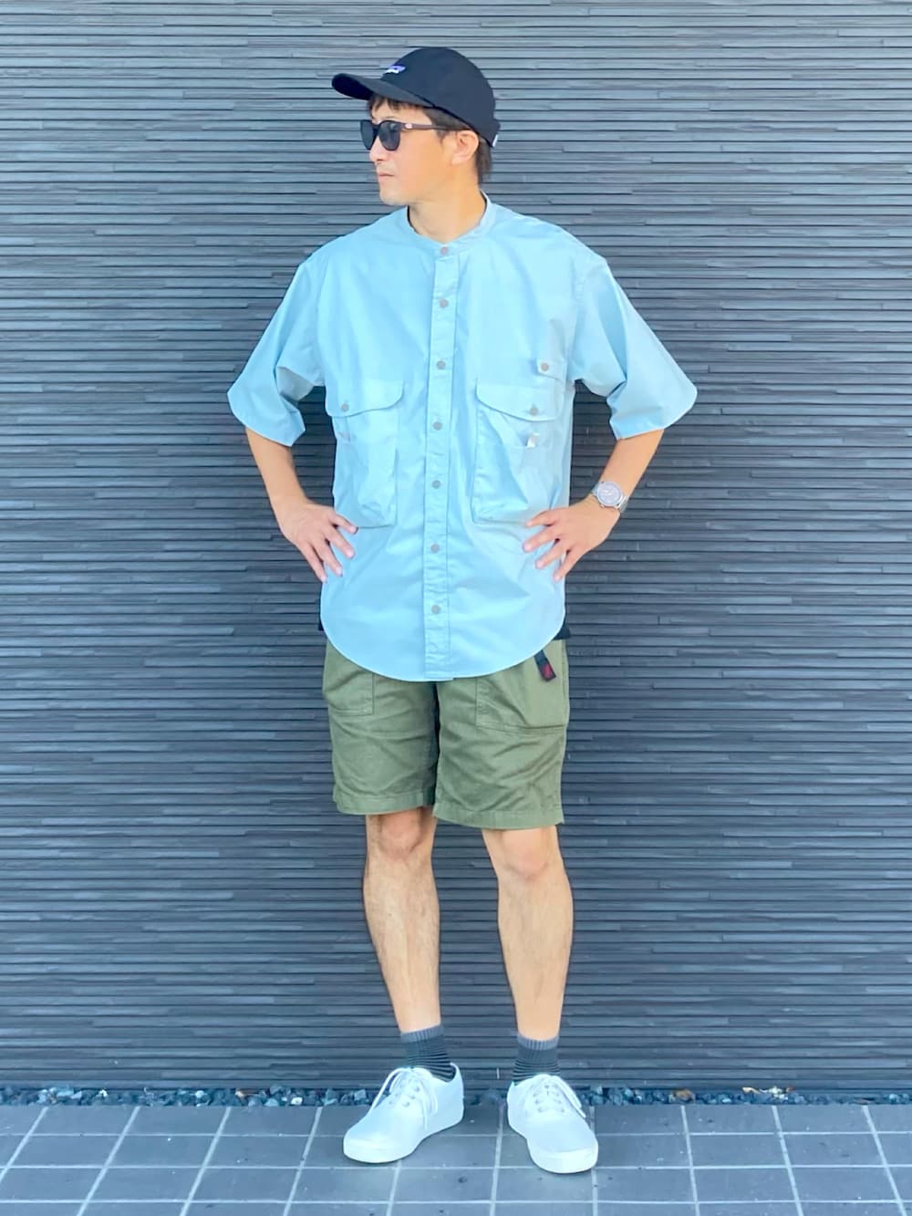 ブルー系のシャツ/ブラウス、グリーン系のその他パンツ、ホワイト系のスニーカーを着用したメンズの夏コーディネートの2枚目の写真