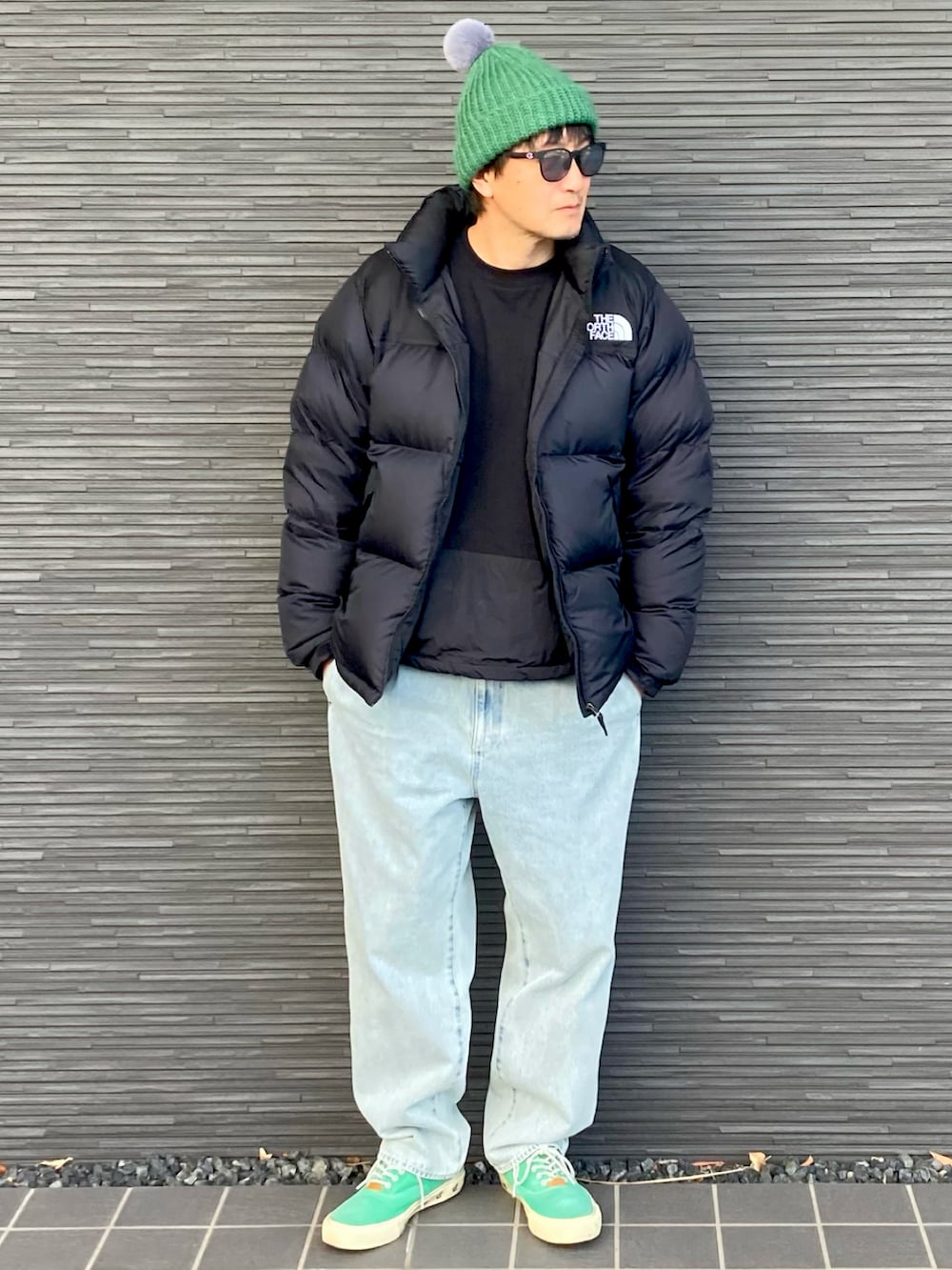 ブラック系のダウンジャケット/コート、ブルー系のデニムパンツ、ブラック系のトップスを着用したメンズの冬コーディネートの2枚目の写真