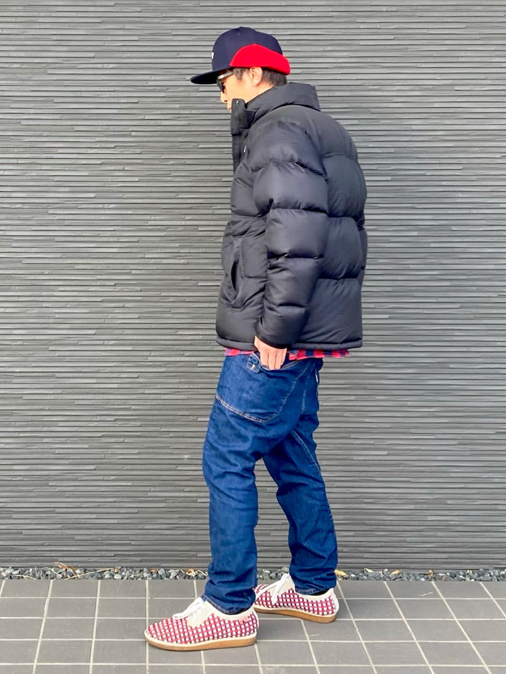 ブラック系のダウンジャケット/コート、レッド系のシャツ/ブラウス、ブルー系のカーゴパンツを着用したメンズの冬コーディネートの4枚目の写真