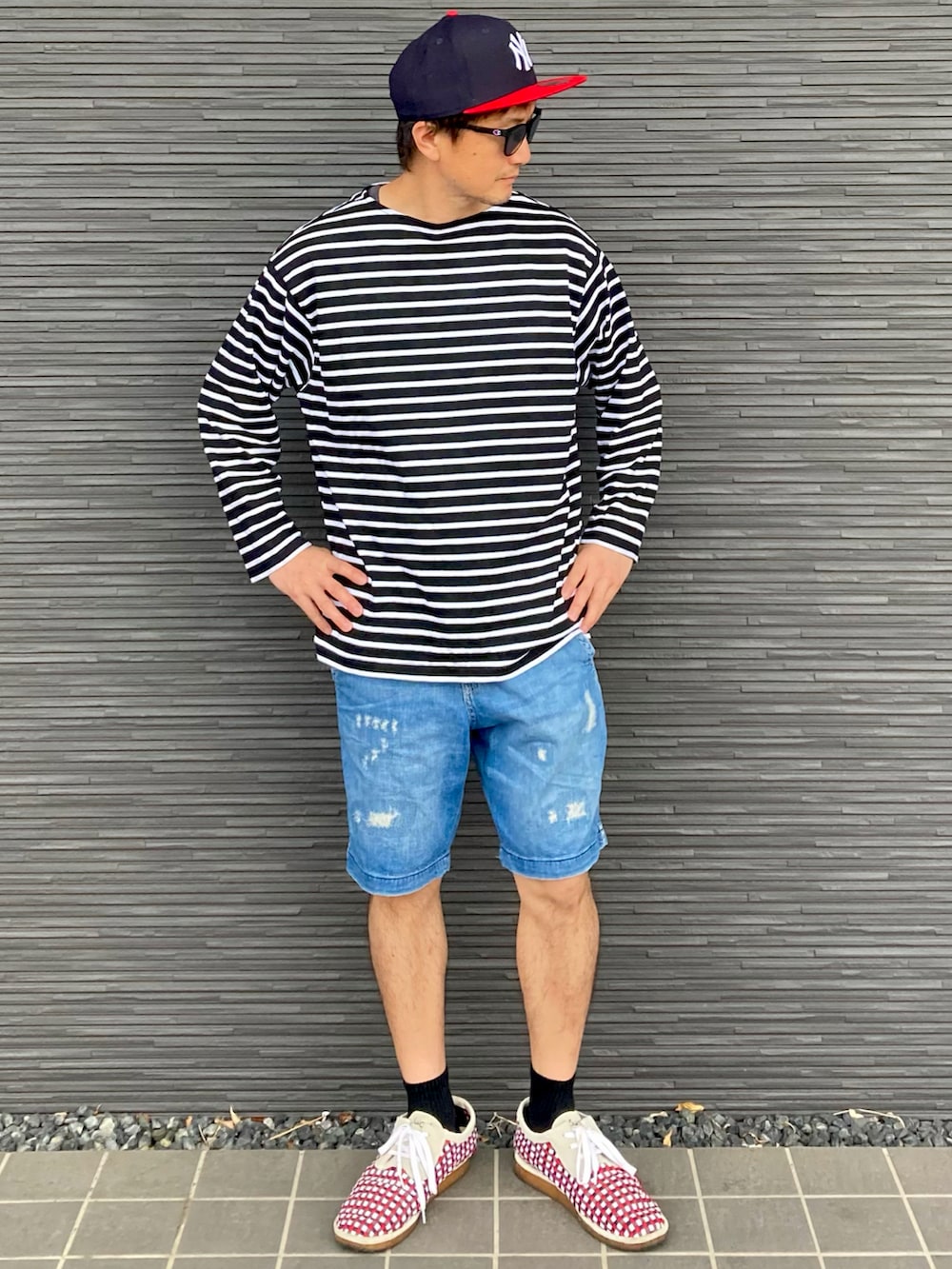 「キャップ、サングラス、ロンT、ボーダー、デニムパンツ、ハーフパンツ、カジュアル」｜「NEW ERAのNEWERA 9FIFTY SNAPBACK CAP NEW YORK YANKEES NAVY（キャップ、ブルー系）」を使った、kimukenさん（メンズ・175cm）の夏コーディネートの2枚目の写真
