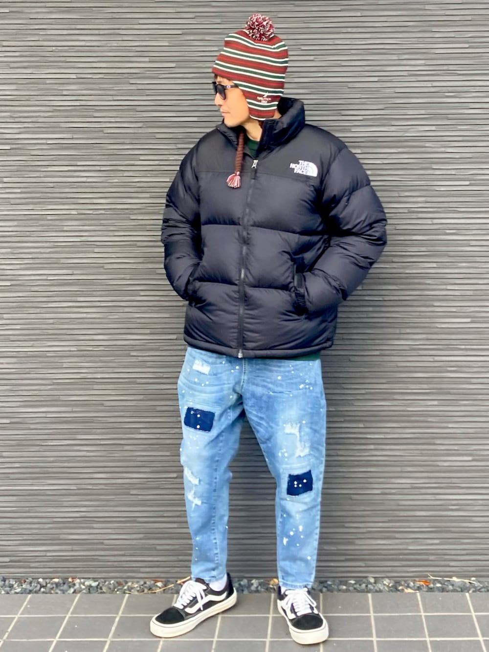 ブラック系のダウンジャケット/コート、グリーン系のスウェット、ブルー系のデニムパンツを着用したメンズの冬コーディネートの5枚目の写真