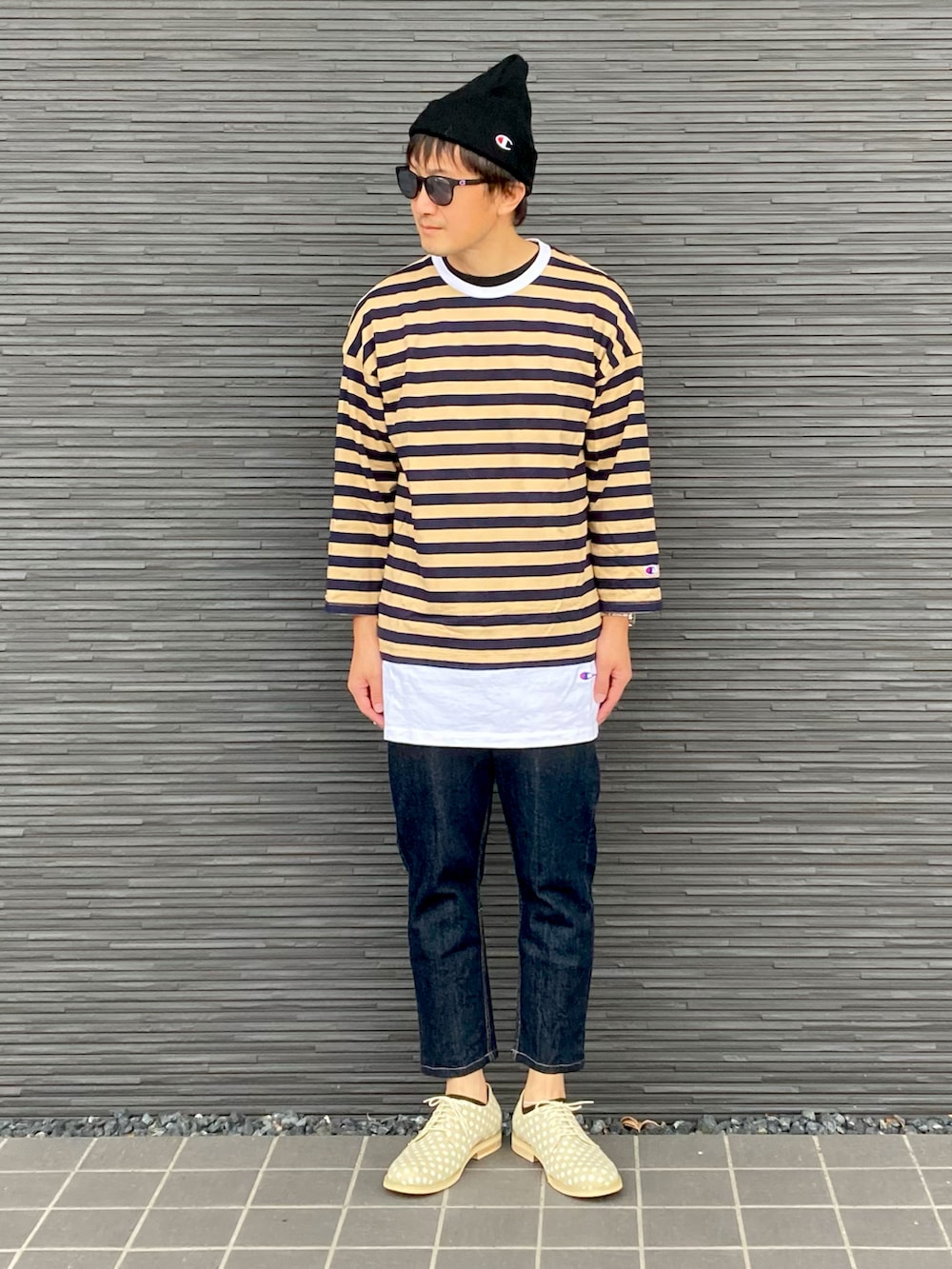 イエロー系のTシャツ/カットソー、ブルー系のデニムパンツ、ベージュ系のその他シューズを着用したメンズの秋コーディネートの3枚目の写真