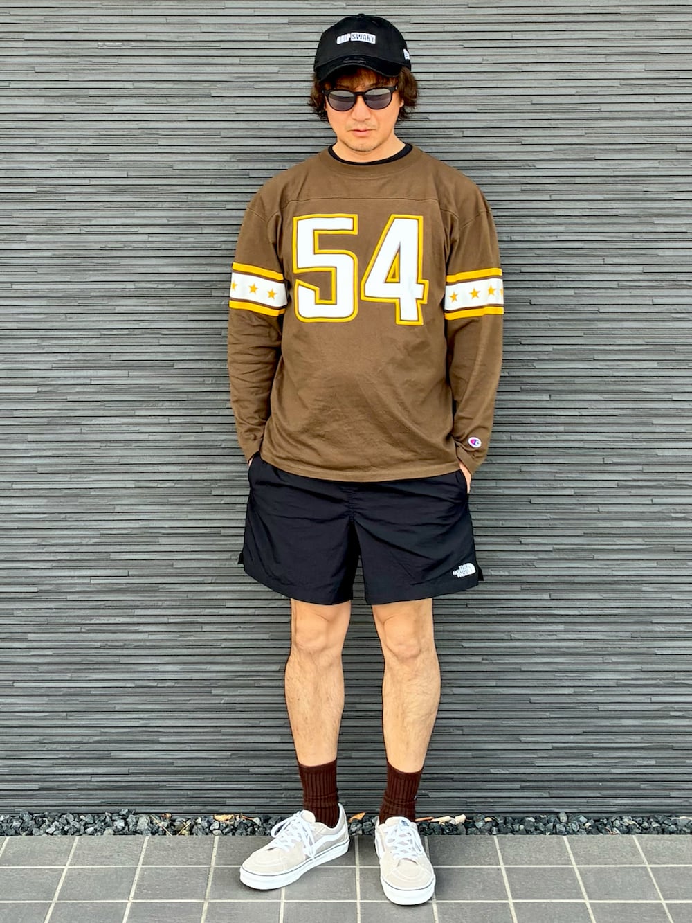 ブラウン系のTシャツ/カットソー、ブラック系のその他パンツ、ベージュ系のスニーカーを着用したメンズの春コーディネートの2枚目の写真