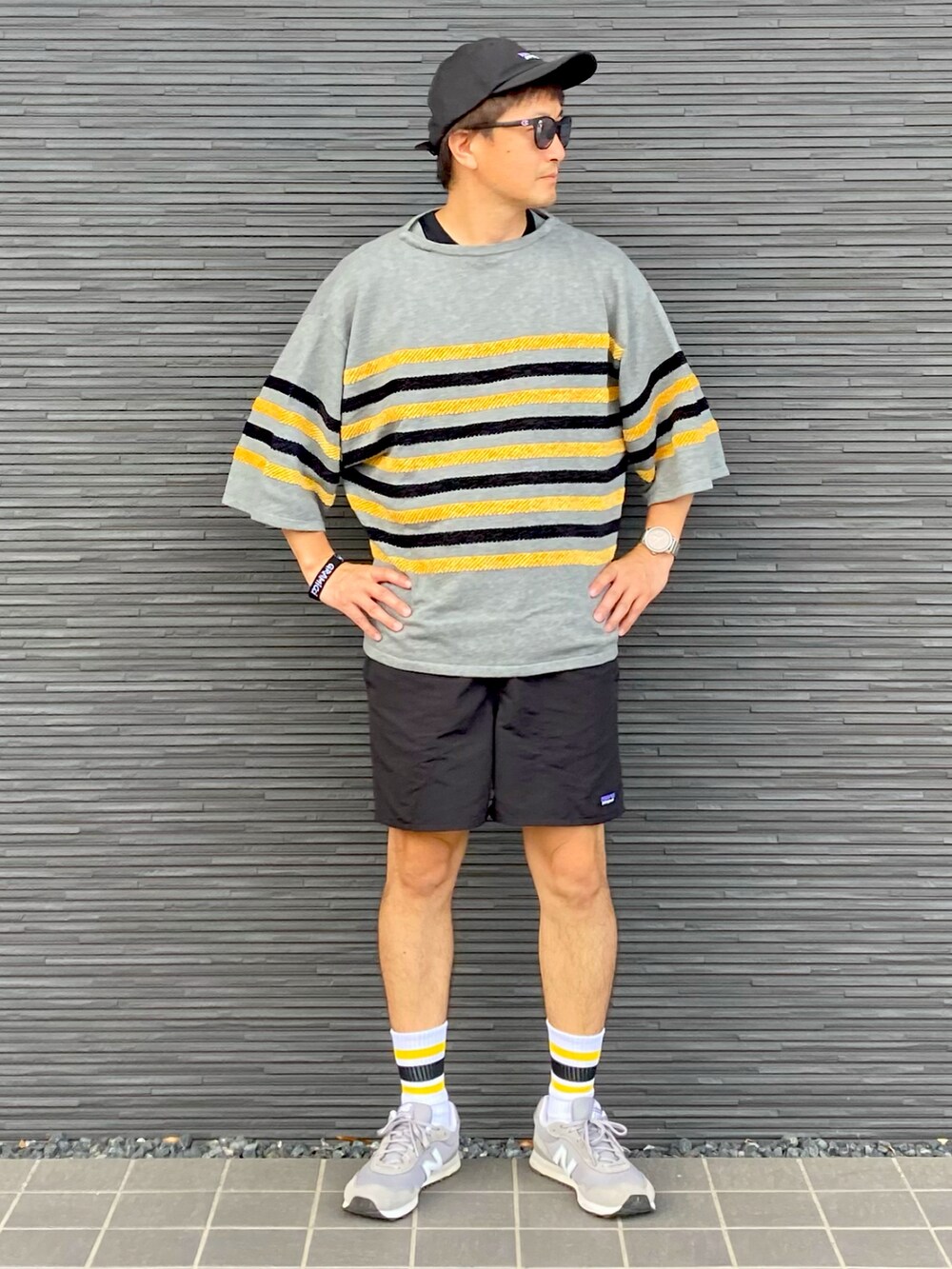 グレー系のニット/セーター、ブラック系のその他パンツ、グレー系のスニーカーを着用したメンズの秋コーディネートの2枚目の写真