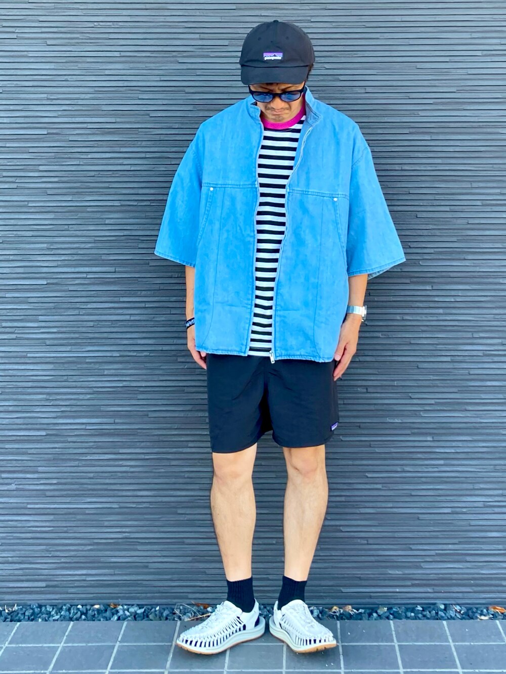 ブルー系のシャツ/ブラウス、ブラック系のTシャツ/カットソー、ブラック系のその他パンツを着用したメンズの秋コーディネートの3枚目の写真