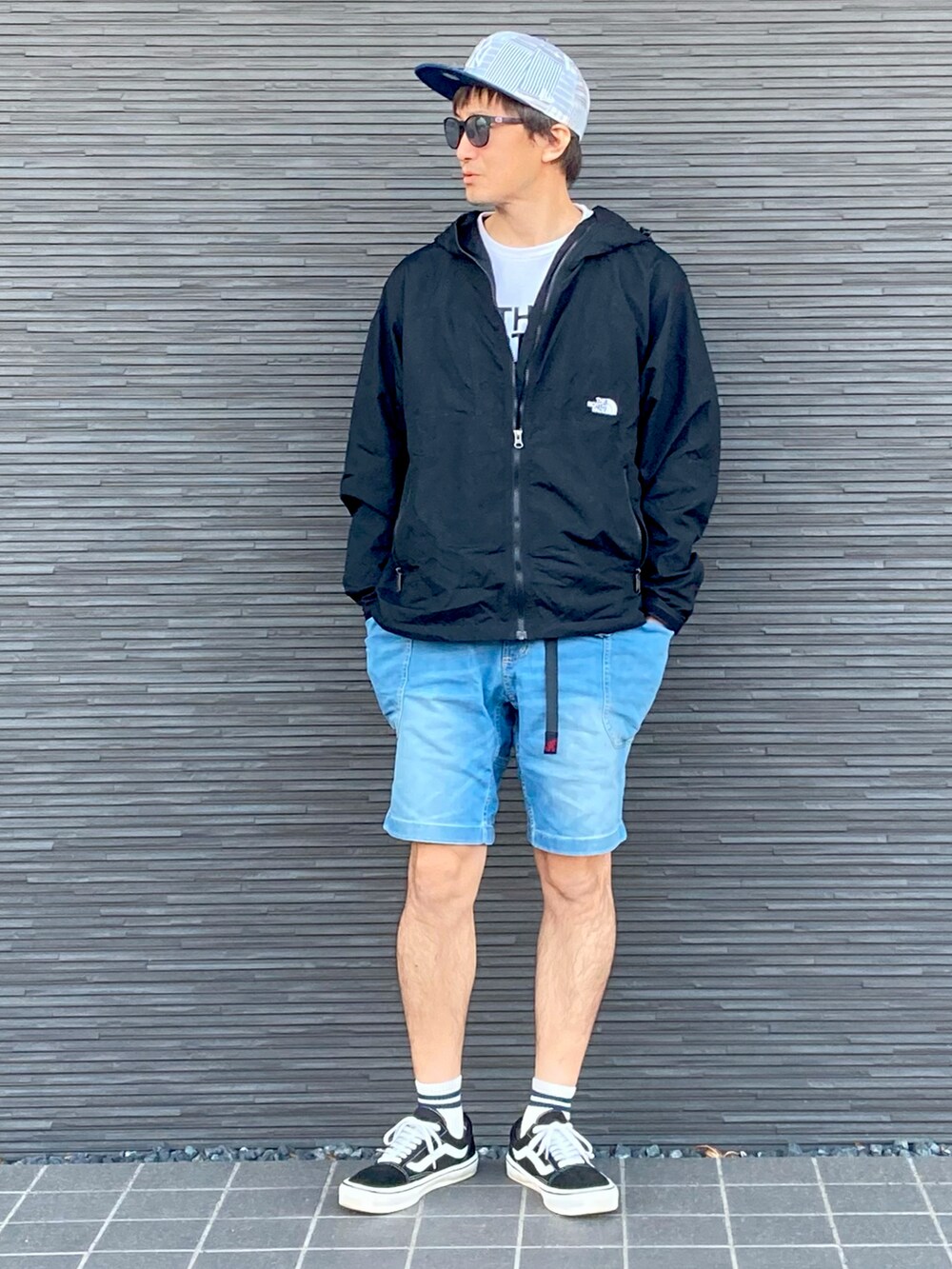 ブラック系のナイロンジャケット、ホワイト系のTシャツ/カットソー、ホワイト系のタンクトップを着用したメンズの春コーディネートの2枚目の写真