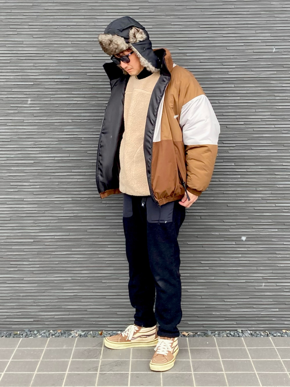 ベージュ系のブルゾン、ベージュ系のスウェット、ブラック系のTシャツ/カットソーを着用したメンズの冬コーディネートの2枚目の写真