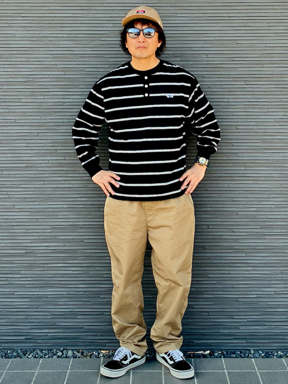ブラック系のスニーカー、ベージュ系のその他パンツ、ブラック系のTシャツ/カットソーを着用したメンズの春コーディネートの3枚目の写真
