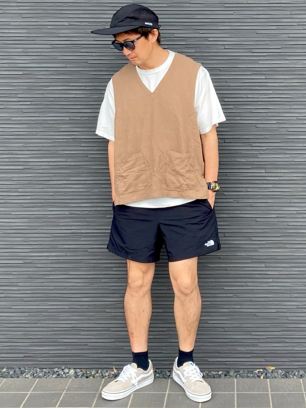 ベージュ系のベスト、ブラック系のその他パンツ、ベージュ系のスニーカーを着用したメンズの夏コーディネートの3枚目の写真