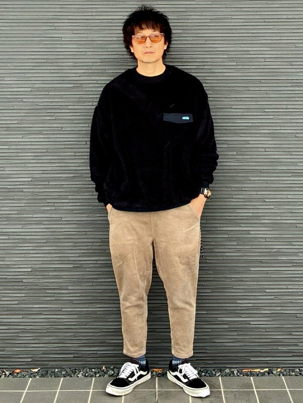 ブラック系のその他トップス、ベージュ系のその他パンツ、ブラック系のスニーカーを着用したメンズの冬コーディネートの2枚目の写真